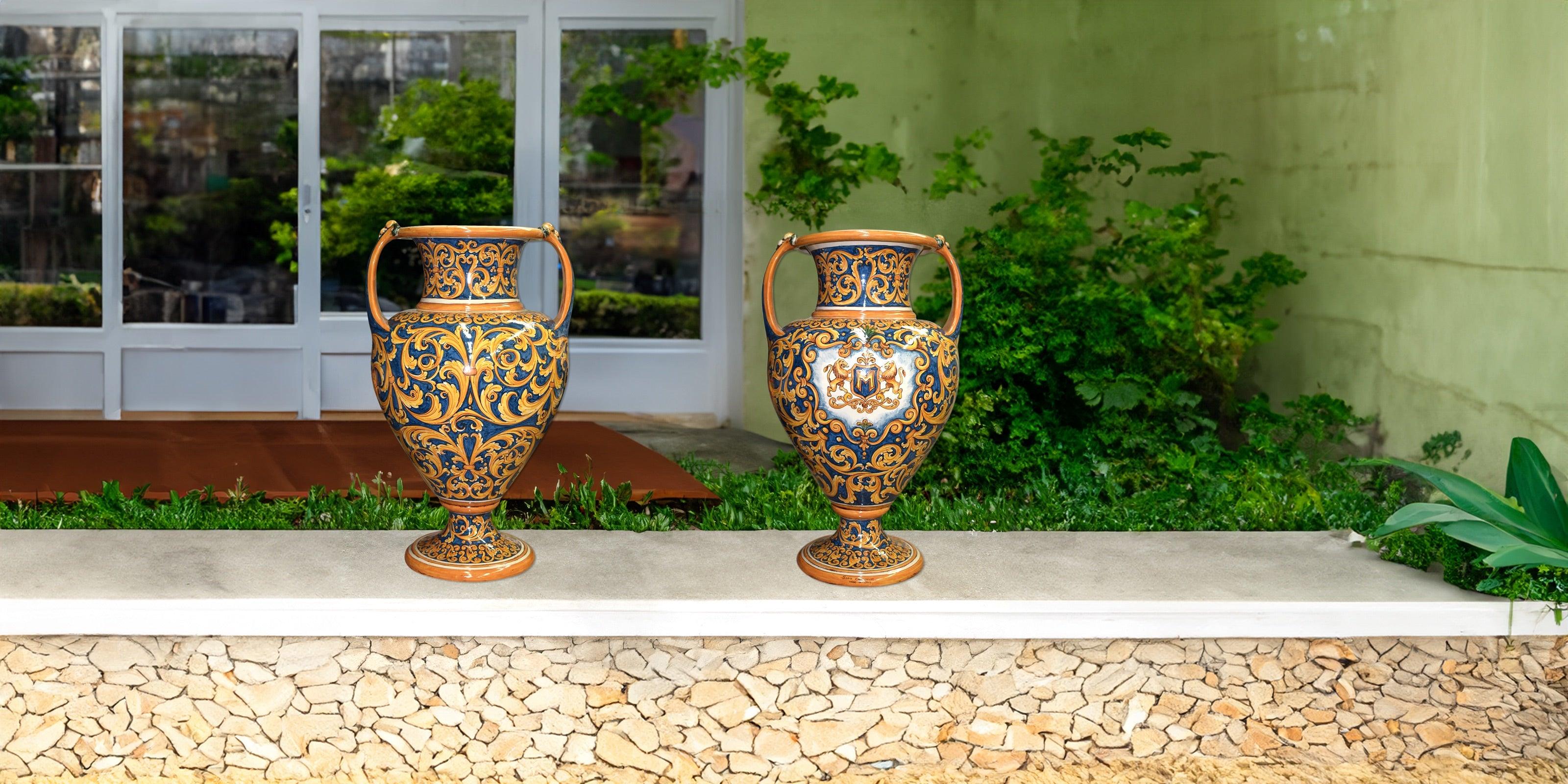 Due vasi ceramiche Caltagirone Sofia fatti a mano con decori tradizionali, esposti all’aperto