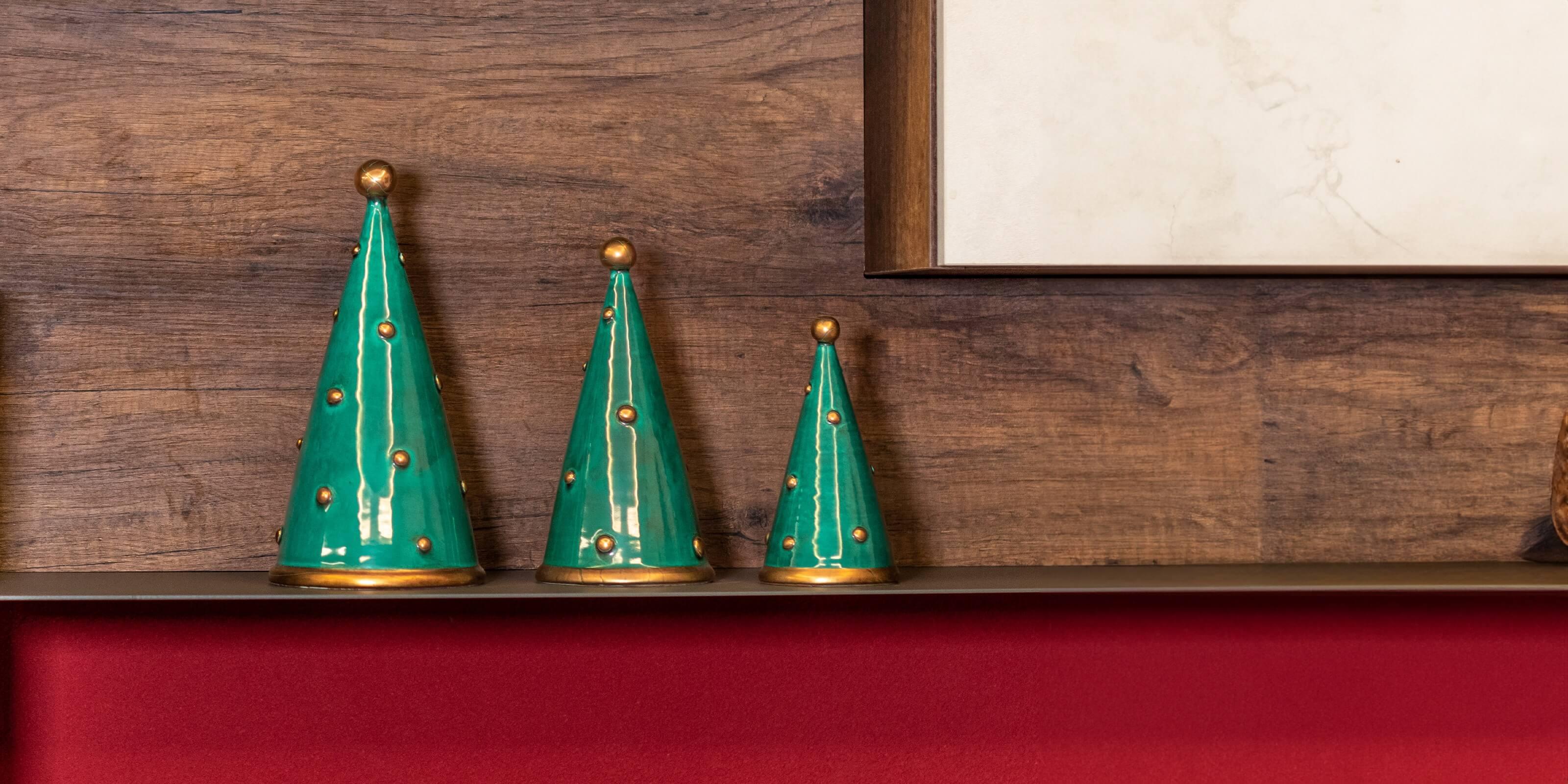Tre alberelli di Natale in ceramica Caltagirone fatti a mano su mensola, design artigianale