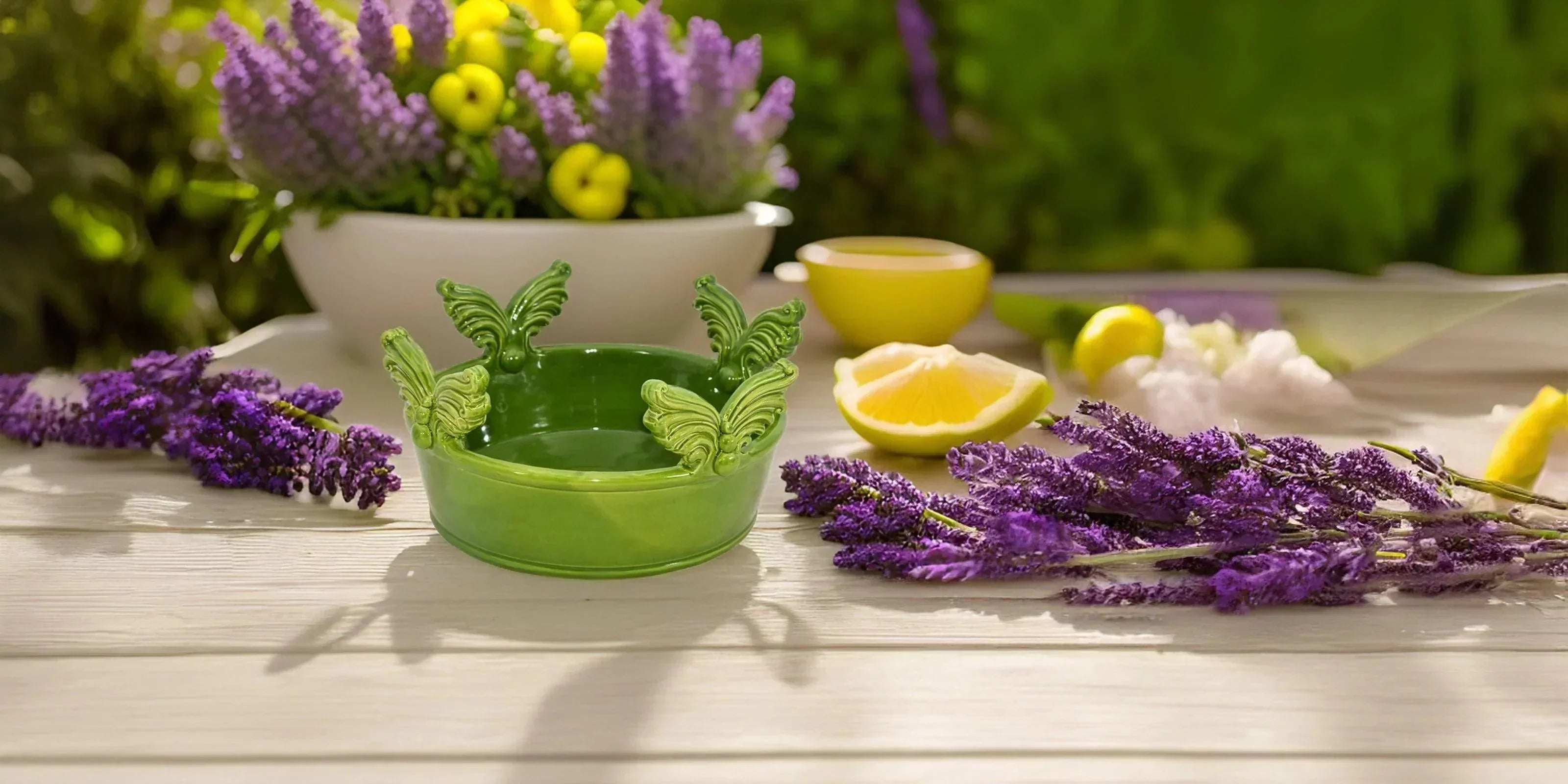 Ciotola verde ceramiche Caltagirone fatti a mano con fiori e limone su tavolo