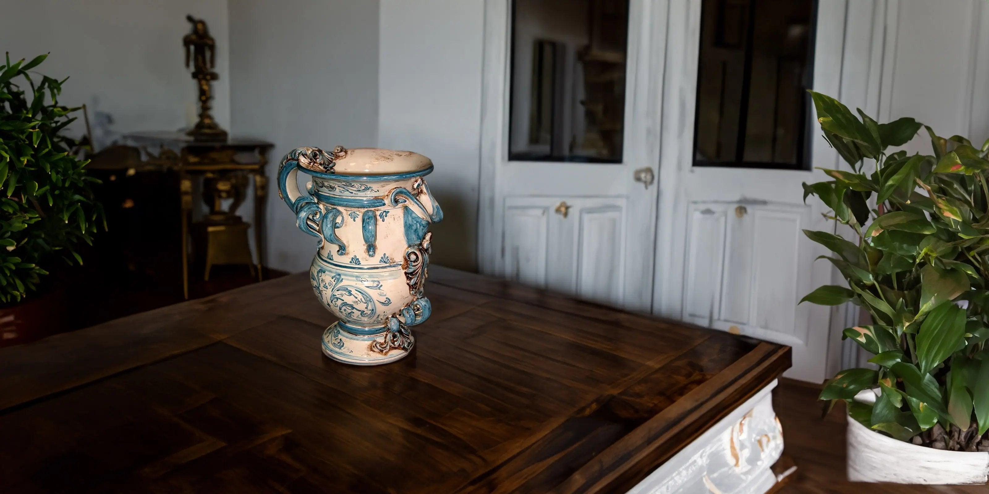 Versatoio ceramiche Caltagirone Sofia fatto a mano su tavolo in legno, stile artigianale