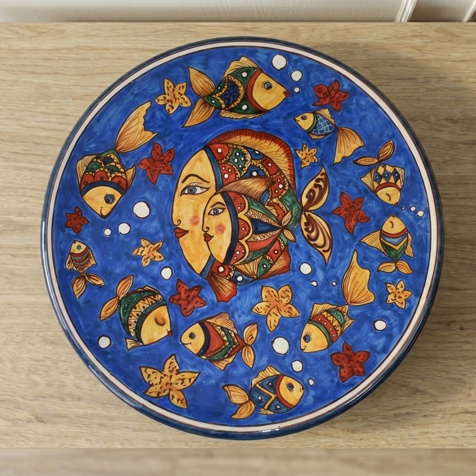 Piatto Ornamentale in Ceramica di Caltagirone - Decoro Pesci, Fondo Blu
