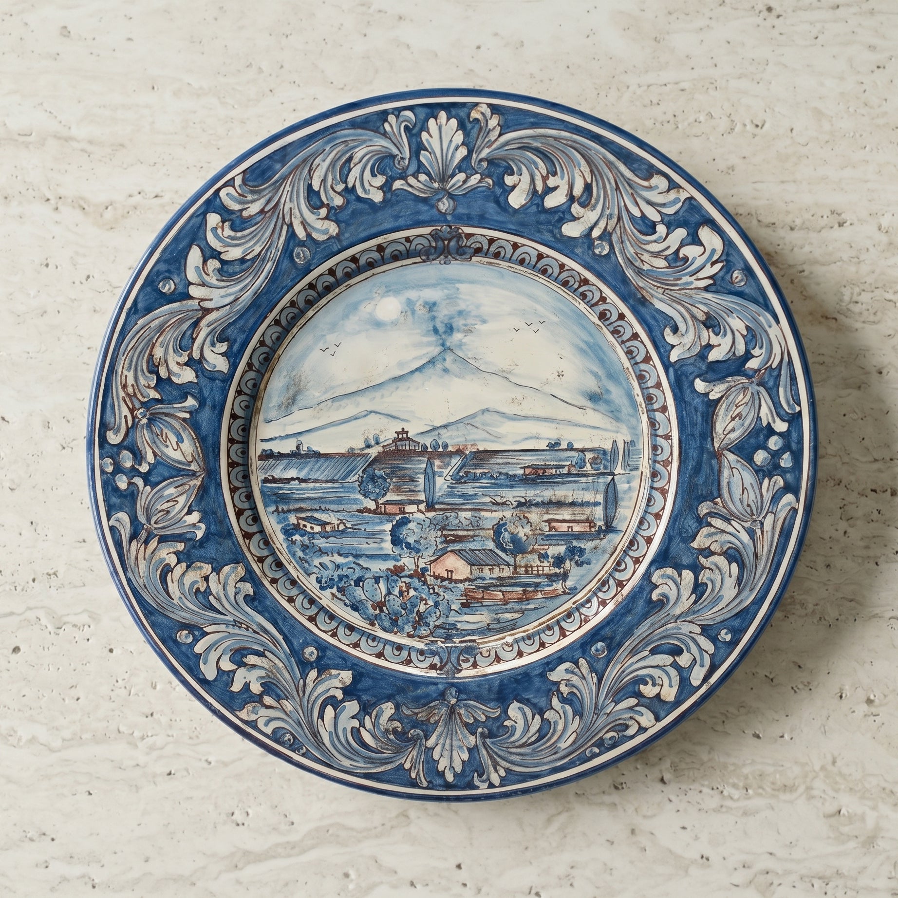 Piatto Cappello Prete in Ceramica di Caltagirone - Paesaggio Etna, Mono Blu