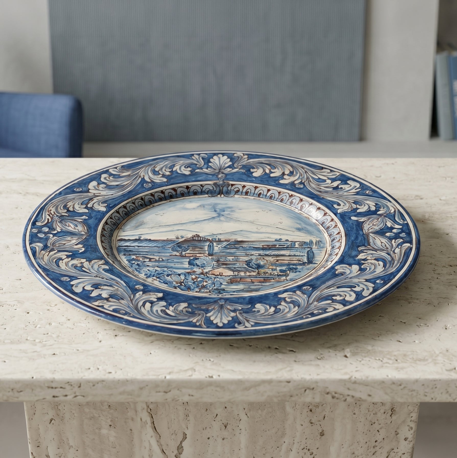 Piatto Cappello Prete in Ceramica di Caltagirone - Paesaggio Etna, Mono Blu