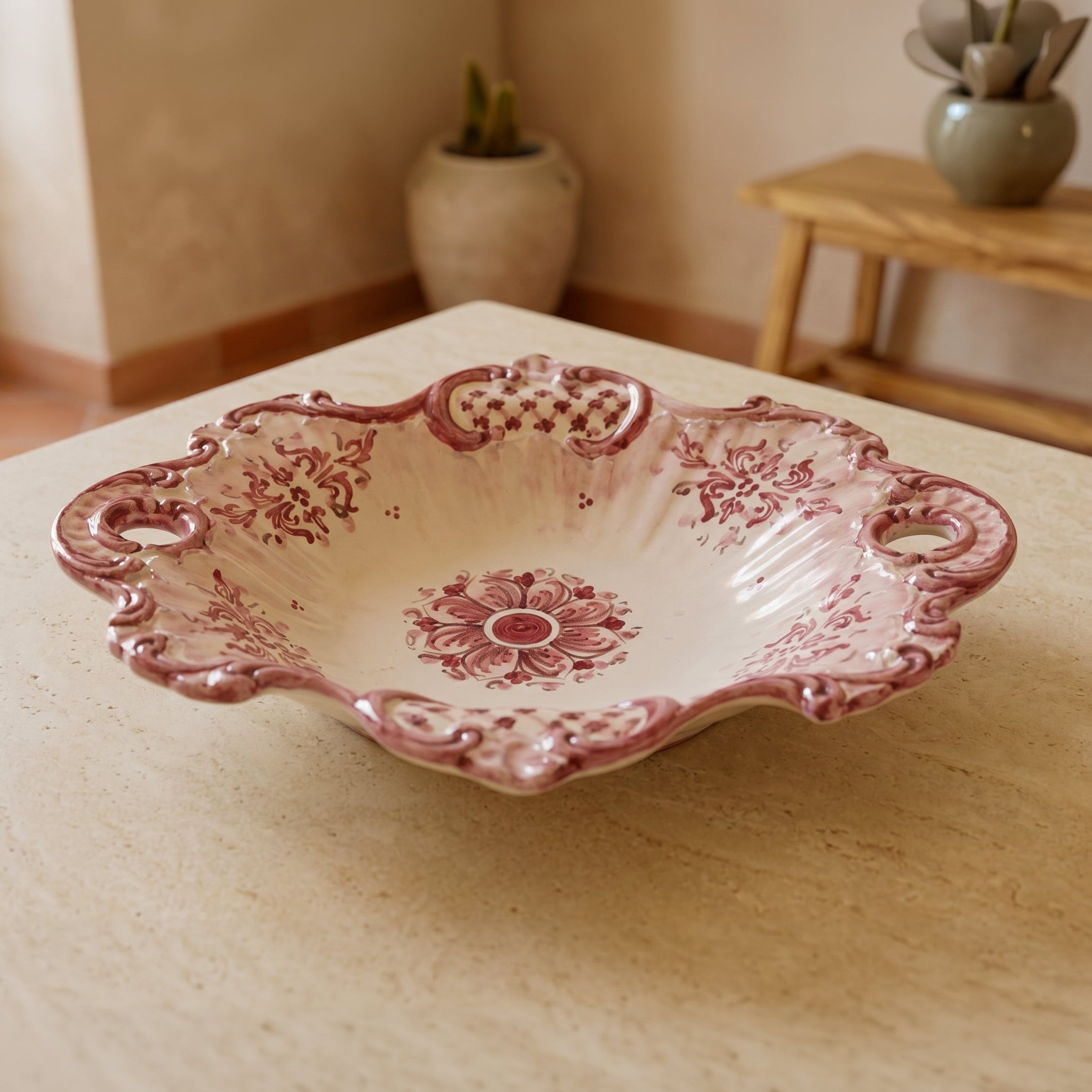 Centrotavola Barocco in Ceramica di Caltagirone 38×33 cm - Mono Bordeaux, Serie d'Arte