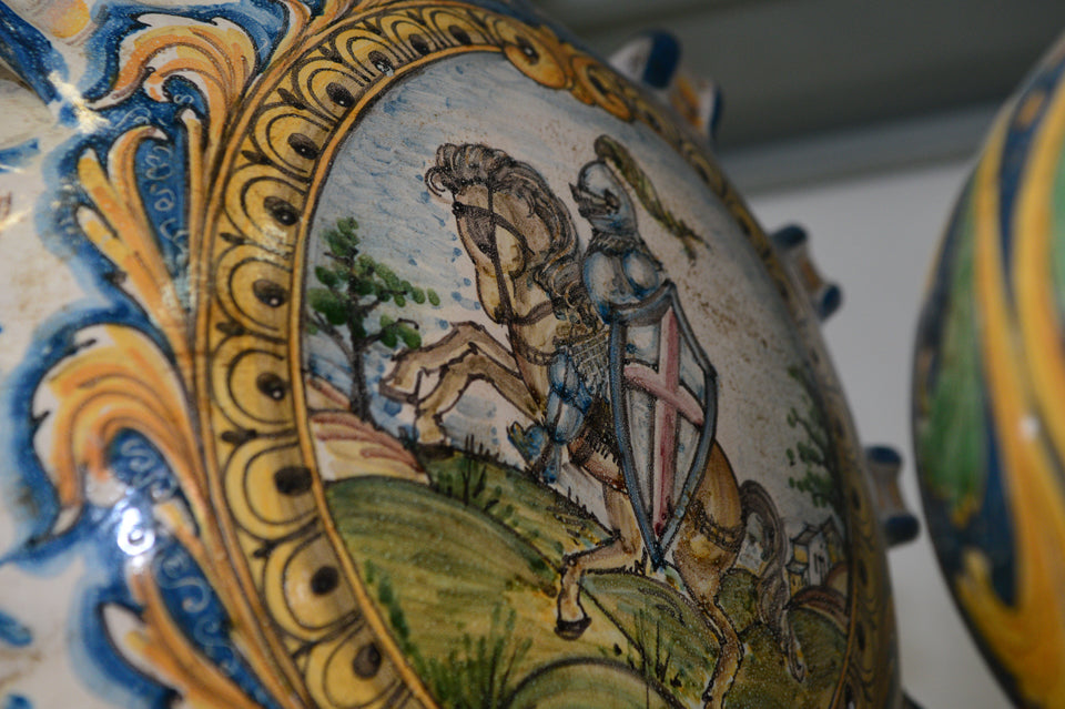 ceramica Caltagirone fatta a mano con cavaliere medievale dipinto, dettagli colorati