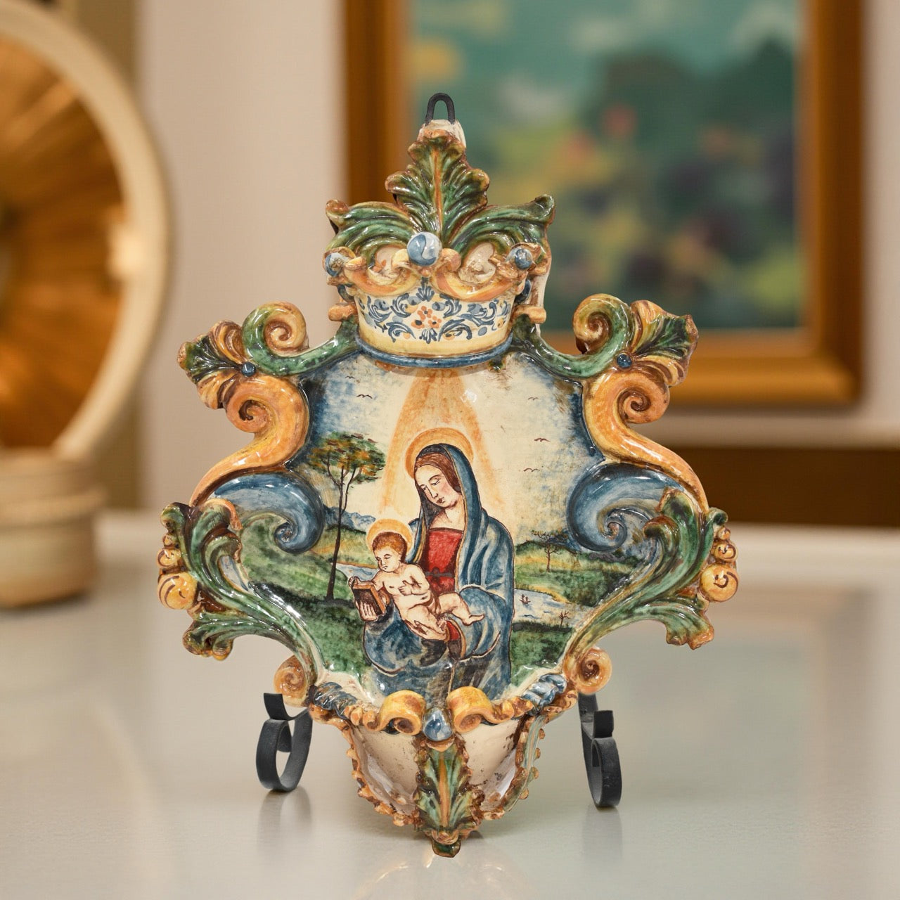 Acquasantiera grande appl 25x35 di raffaello/madonna con libro tricolore - Ceramiche di Caltagirone Sofia