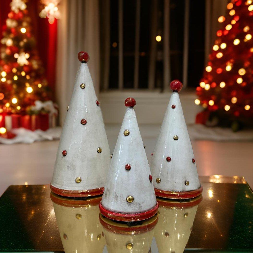 Alberi di Natale cono in ceramica di Caltagirone fatti a mano, stile moderno, decorazione natalizia.