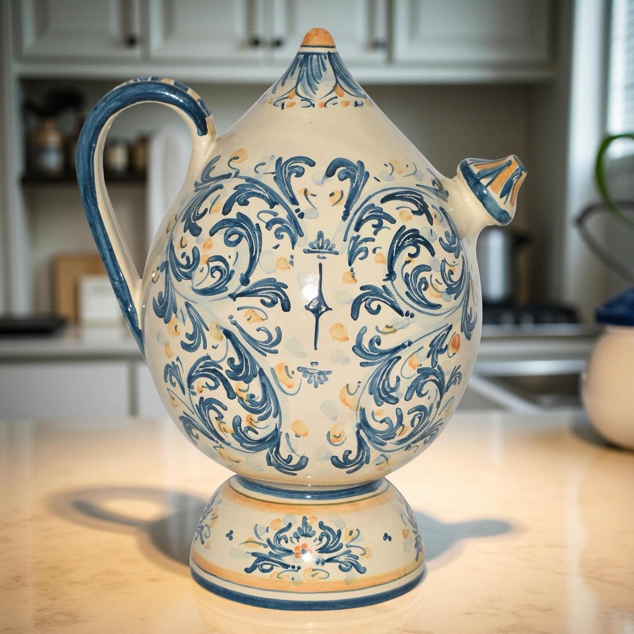 Bummulu Malandrino blu e arancio, ceramiche di Caltagirone fatti a mano su tavolo cucina.
