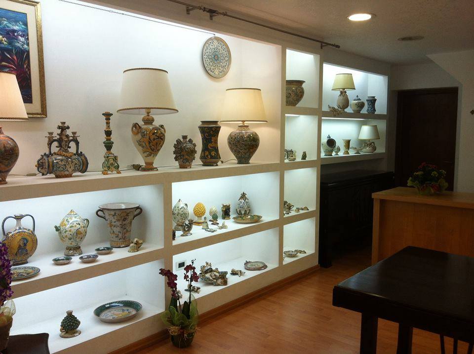 Esposizione di ceramiche Caltagirone fatti a mano, vasi, piatti e lampade artistiche