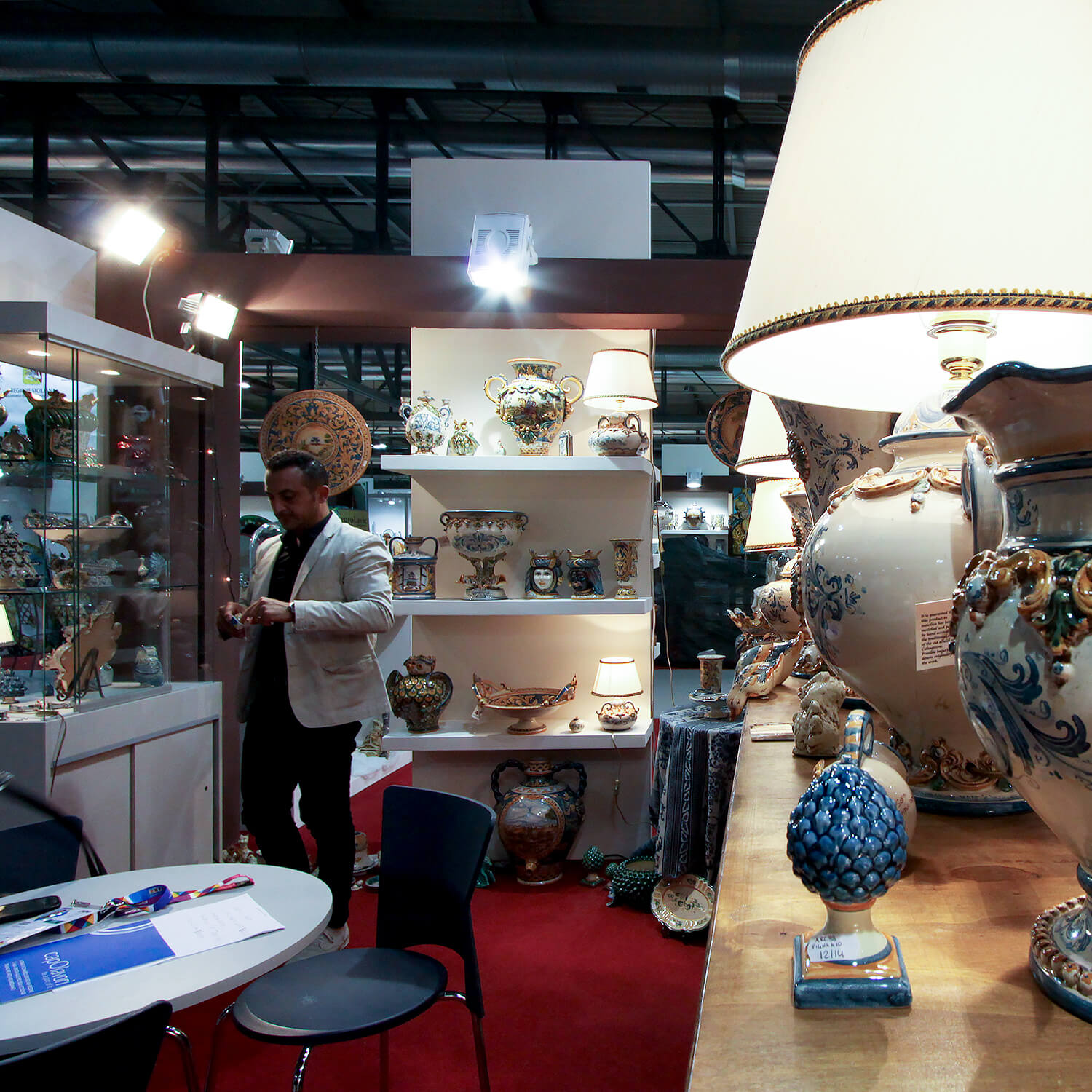 Esposizione di ceramiche Caltagirone fatti a mano in una fiera artigianale.