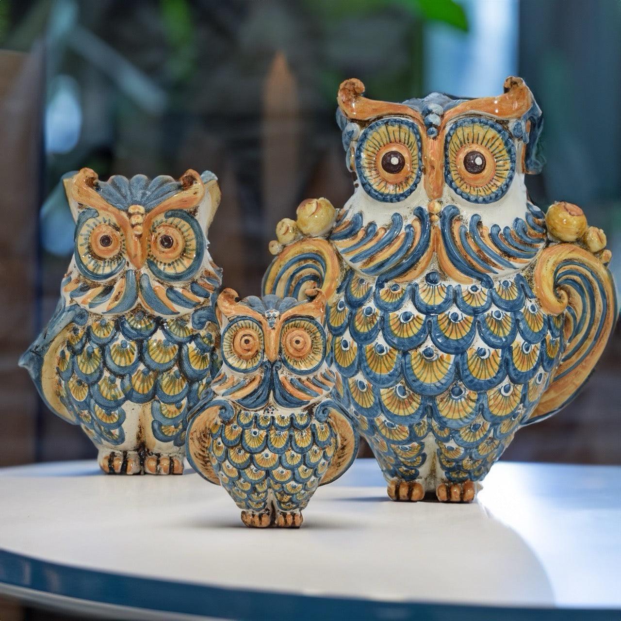 Trio di gufi in ceramica blu e arancio, ceramiche Caltagirone fatti a mano, Sofia