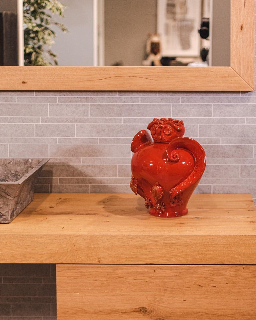 Gufo potiche rosso fuoco ceramiche caltagirone fatti a mano su mobile in legno