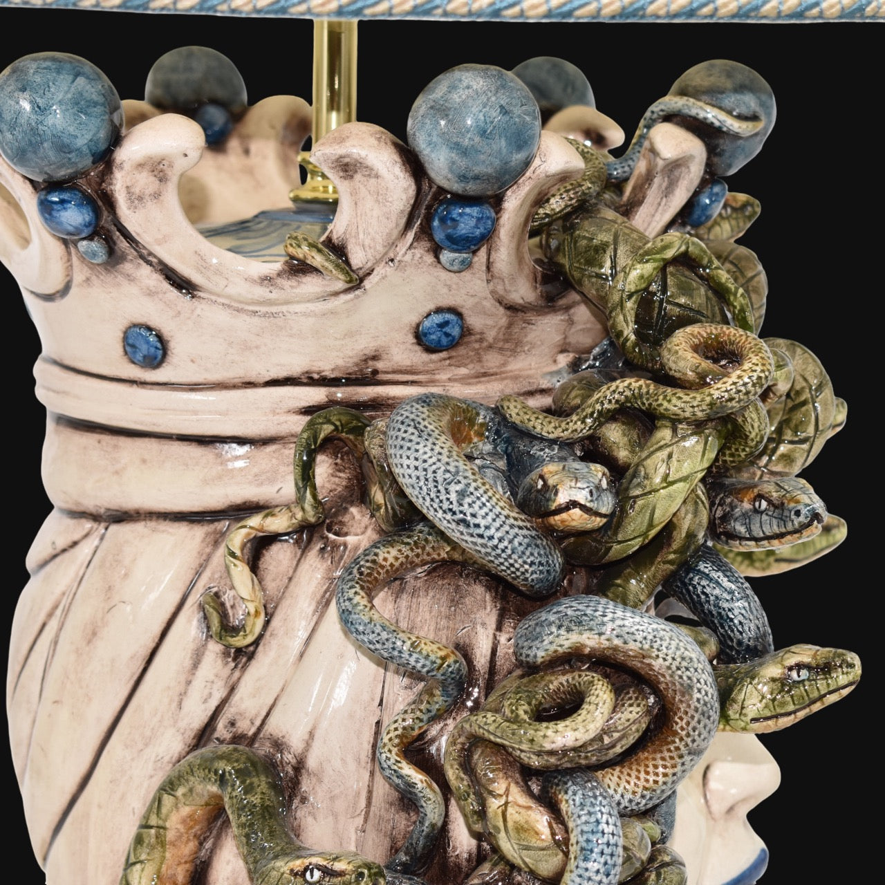 Lume a Testa Medusa h 65 cm (ceramica h 38 cm, Paralume in Tessuto Ø 40 cm) - Femmina