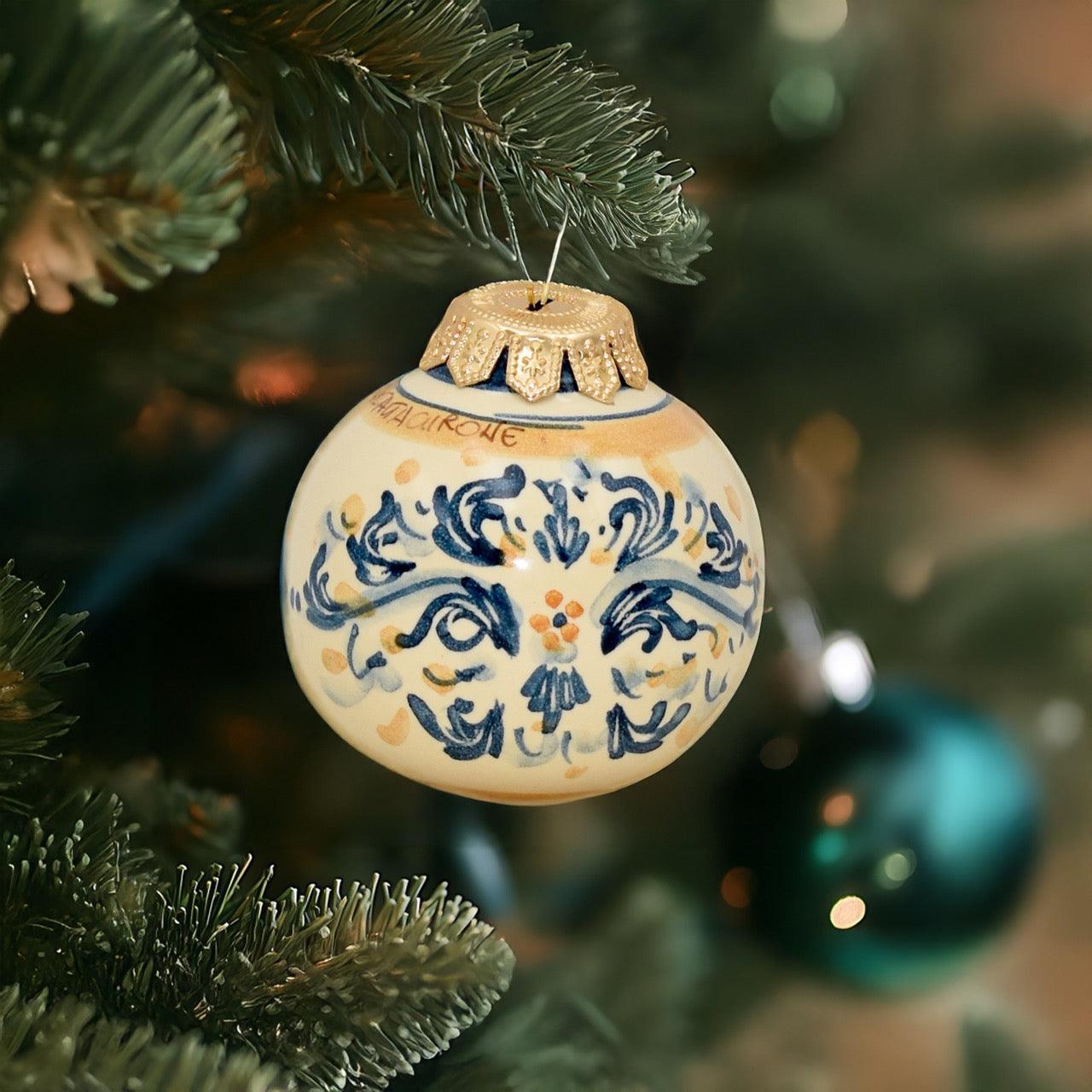Pallina natalizia ceramiche Caltagirone fatti a mano blu e arancio su albero di Natale