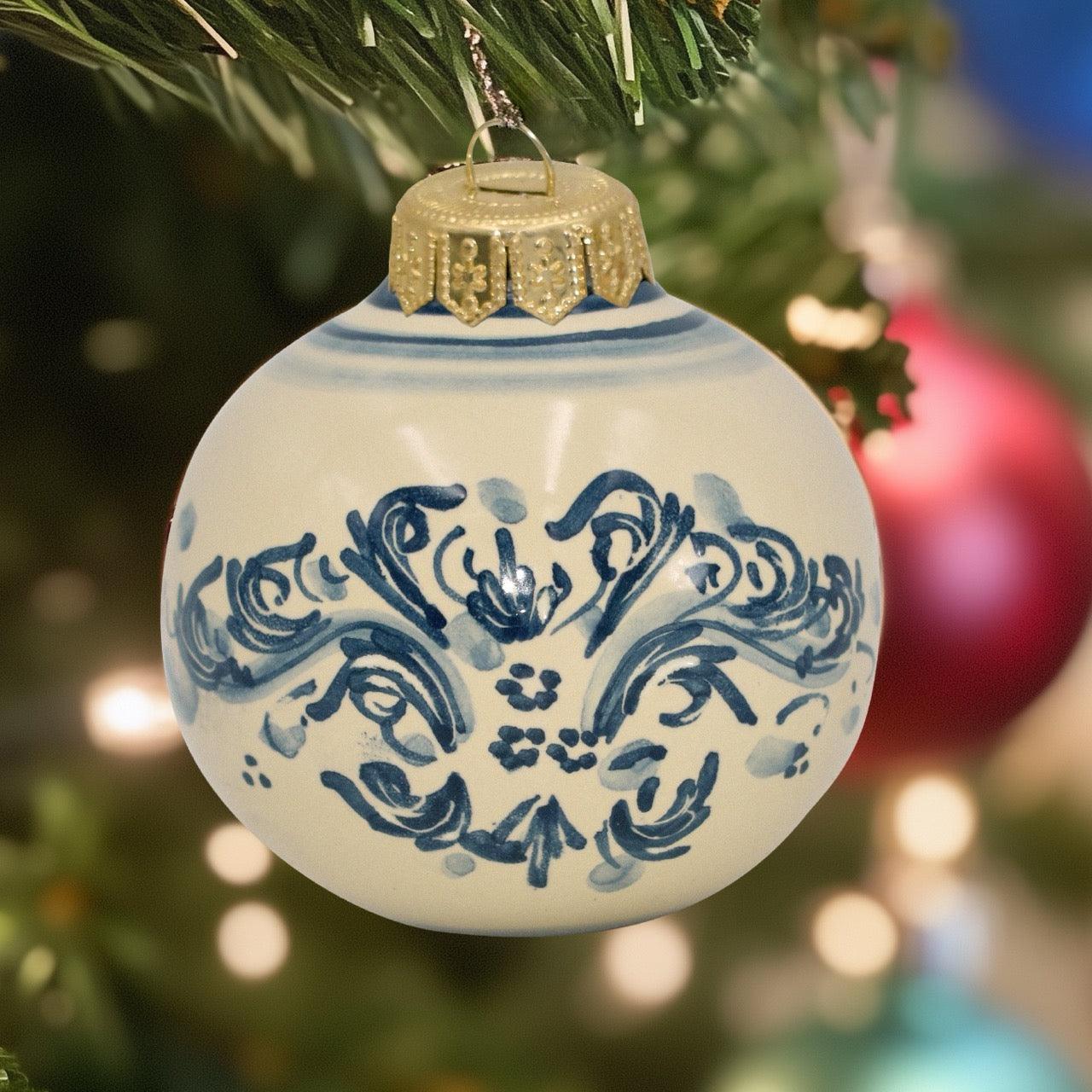 Pallina natalizia in ceramica Caltagirone fatti a mano, decoro blu su albero di Natale
