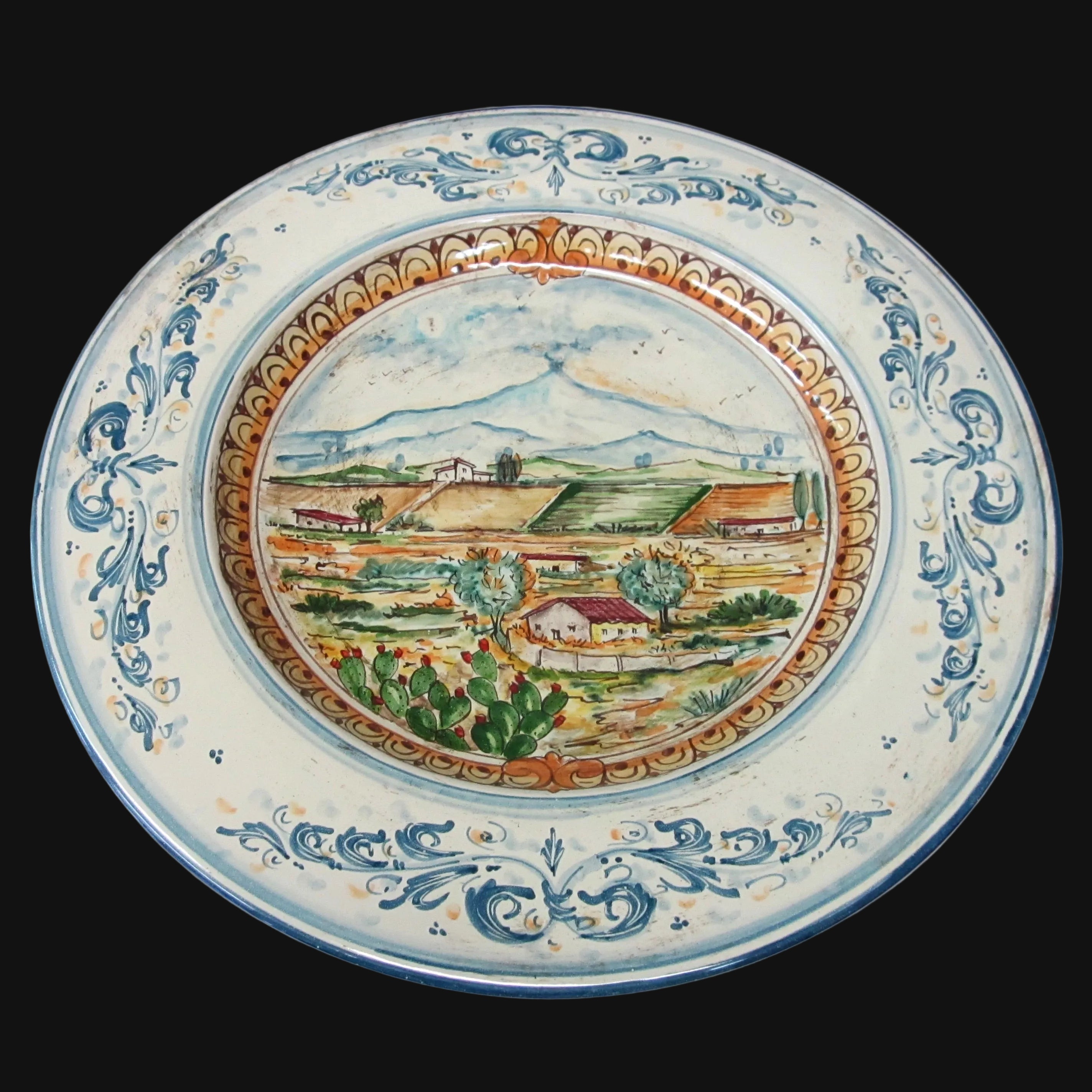 Piatto Cappello Prete in Ceramica di Caltagirone - Con Paesaggio Etna, Serie d'arte in Blu e Arancio