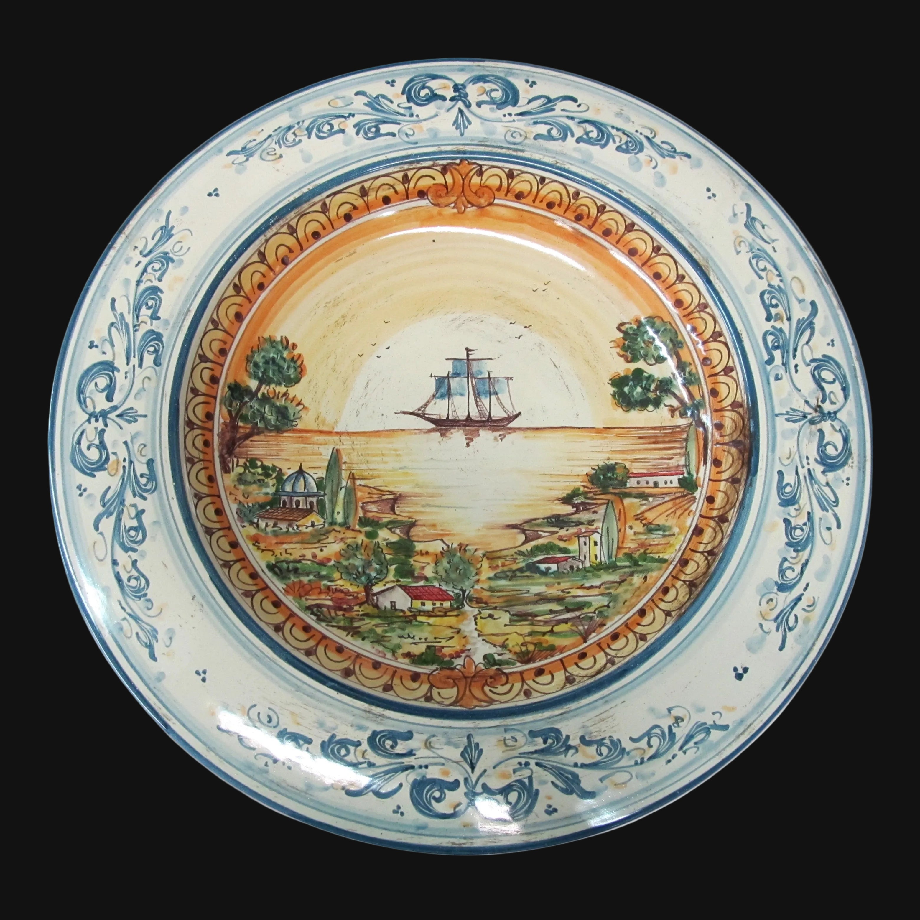 Piatto Cappello Prete in Ceramica di Caltagirone - Con Veliero, Serie d'arte in Blu e Arancio