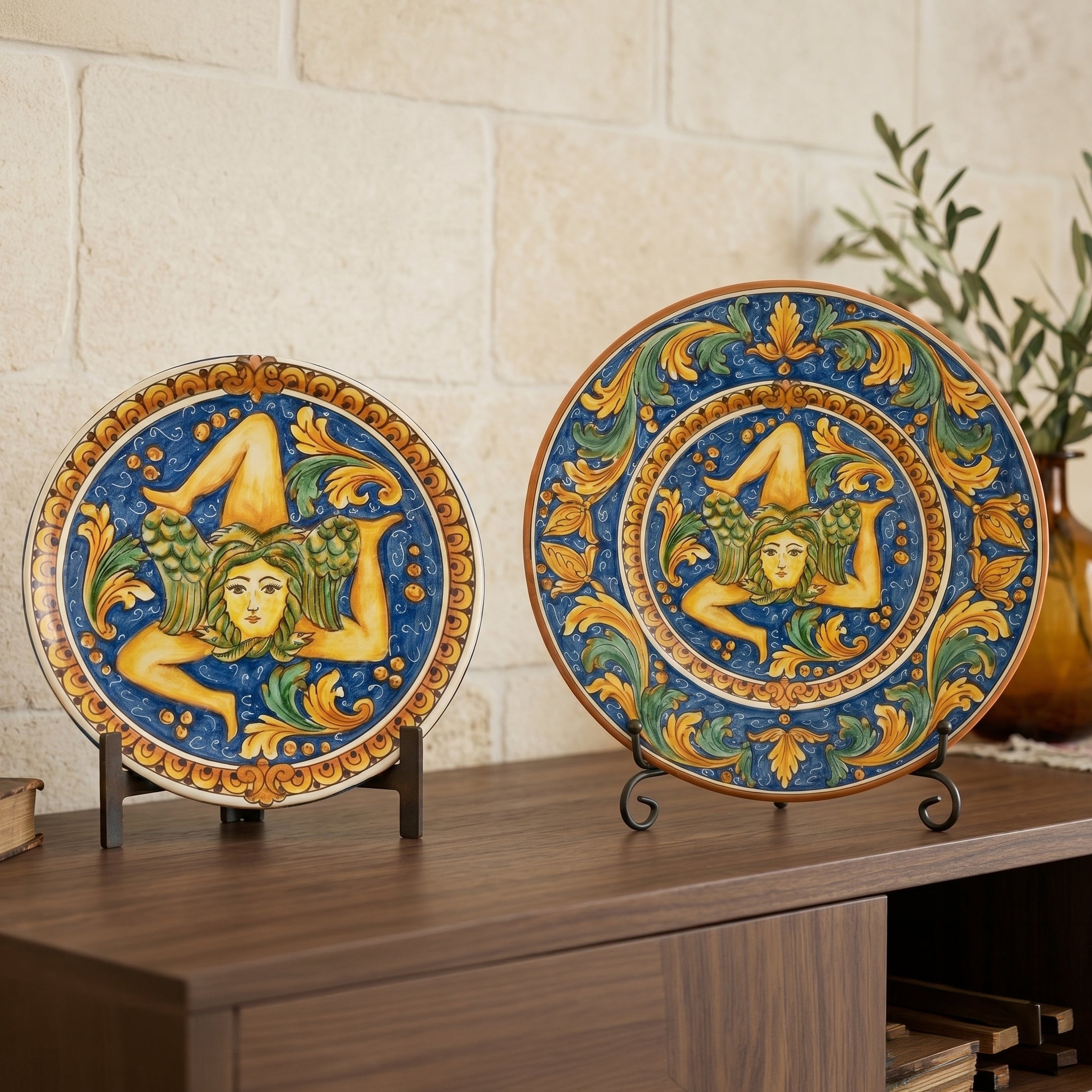 Piatto Trinacria in Ceramica di Caltagirone - Ornato Calatino