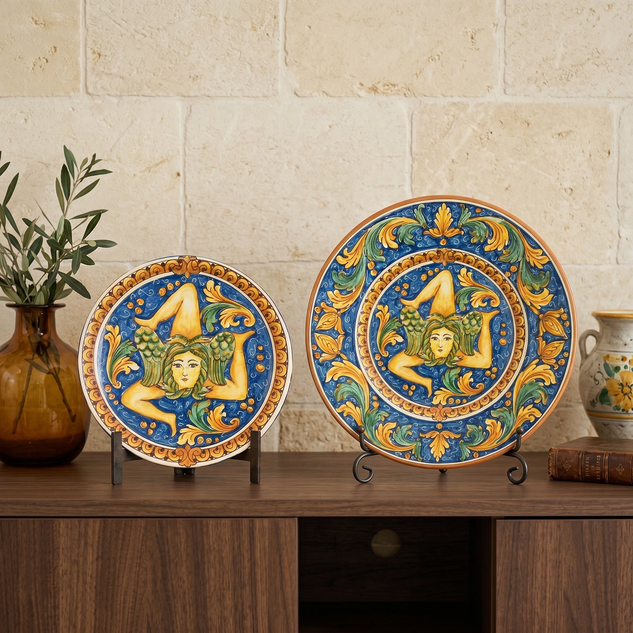 Piatto Trinacria in Ceramica di Caltagirone - Ornato Calatino