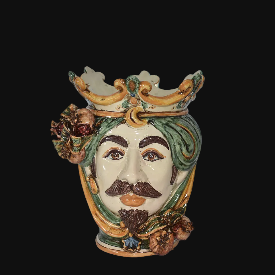 Testa di moro ceramica Caltagirone fatta a mano decorata con corona, foglie e melograni, sullo sfondo mare blu