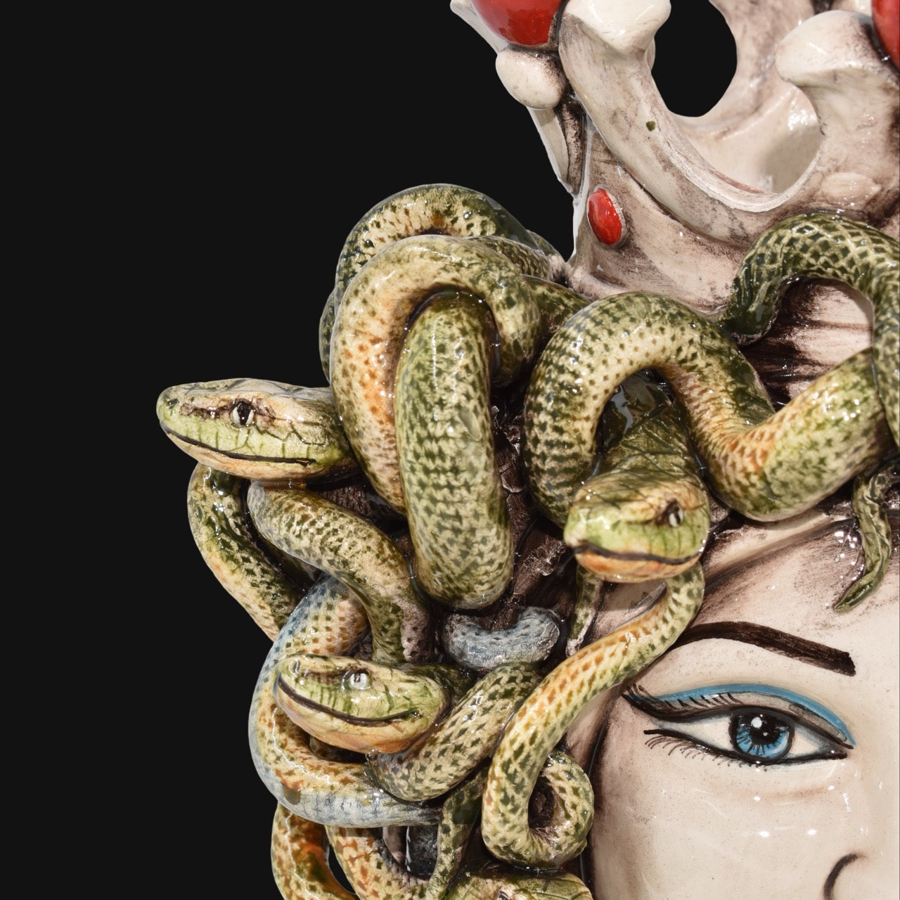 Testa h 25 turbante medusa madreperla colorato perline rosse - Ceramiche di Caltagirone Sofia