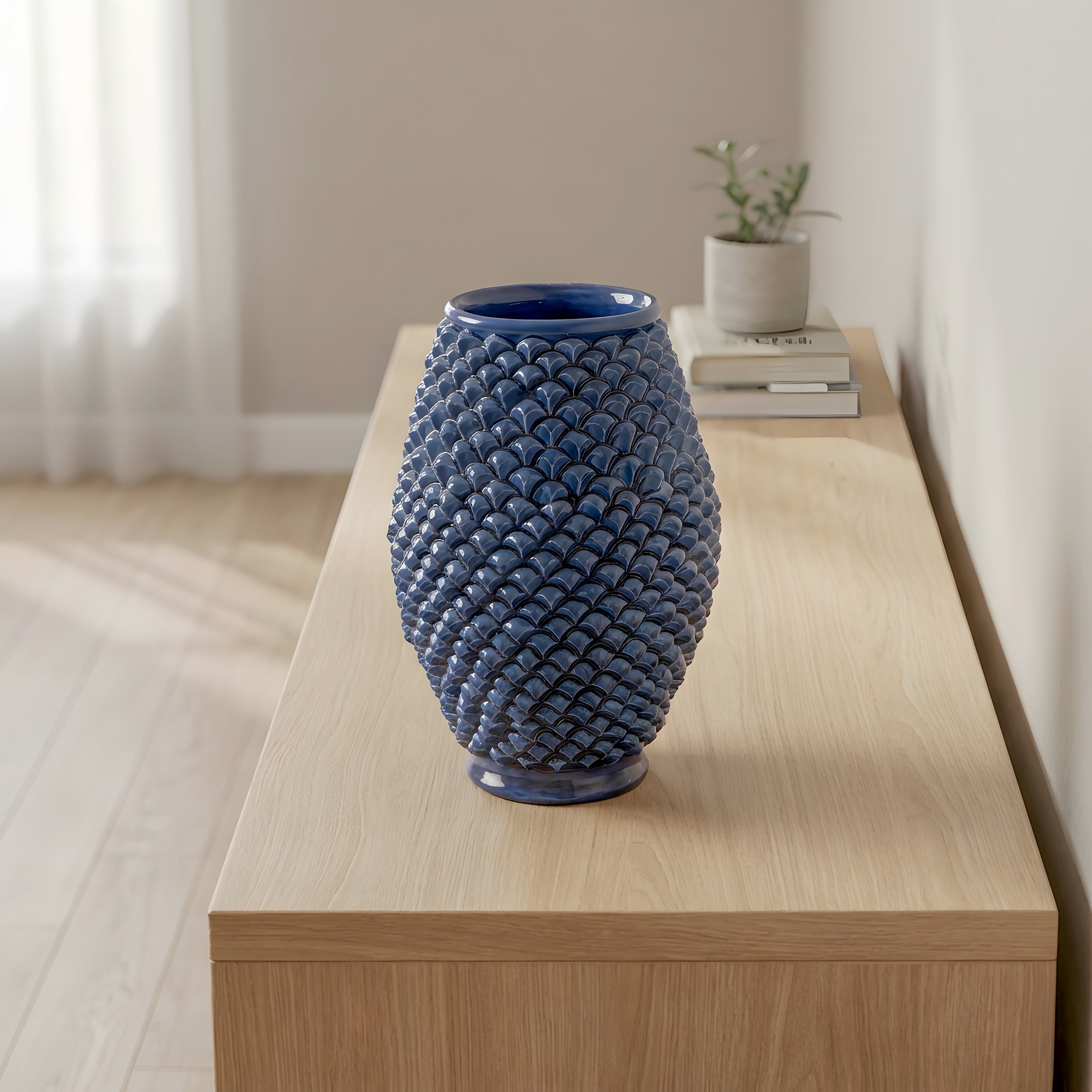 Vaso artigianale blu ceramiche Caltagirone fatti a mano su mobile moderno