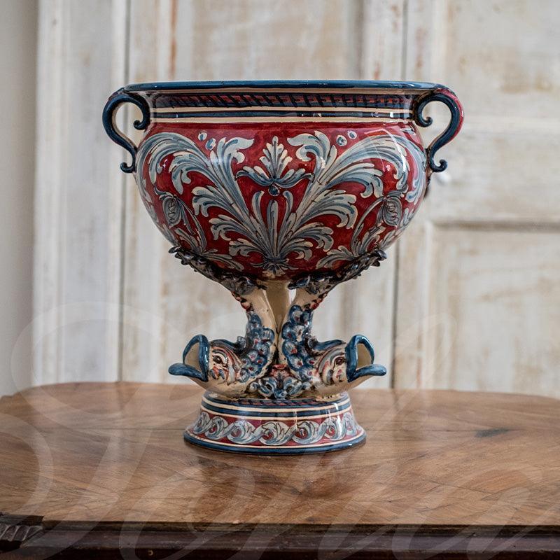 Ceramiche di Caltagirone fatti a mano con decori floreali rossi e blu su piedistallo
