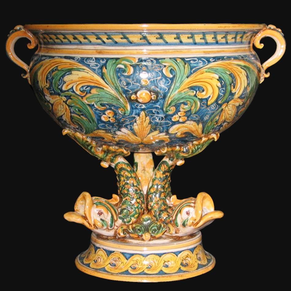 Ceramiche di Caltagirone fatti a mano con decori floreali colorati e manici eleganti, stile tradizionale siciliano.