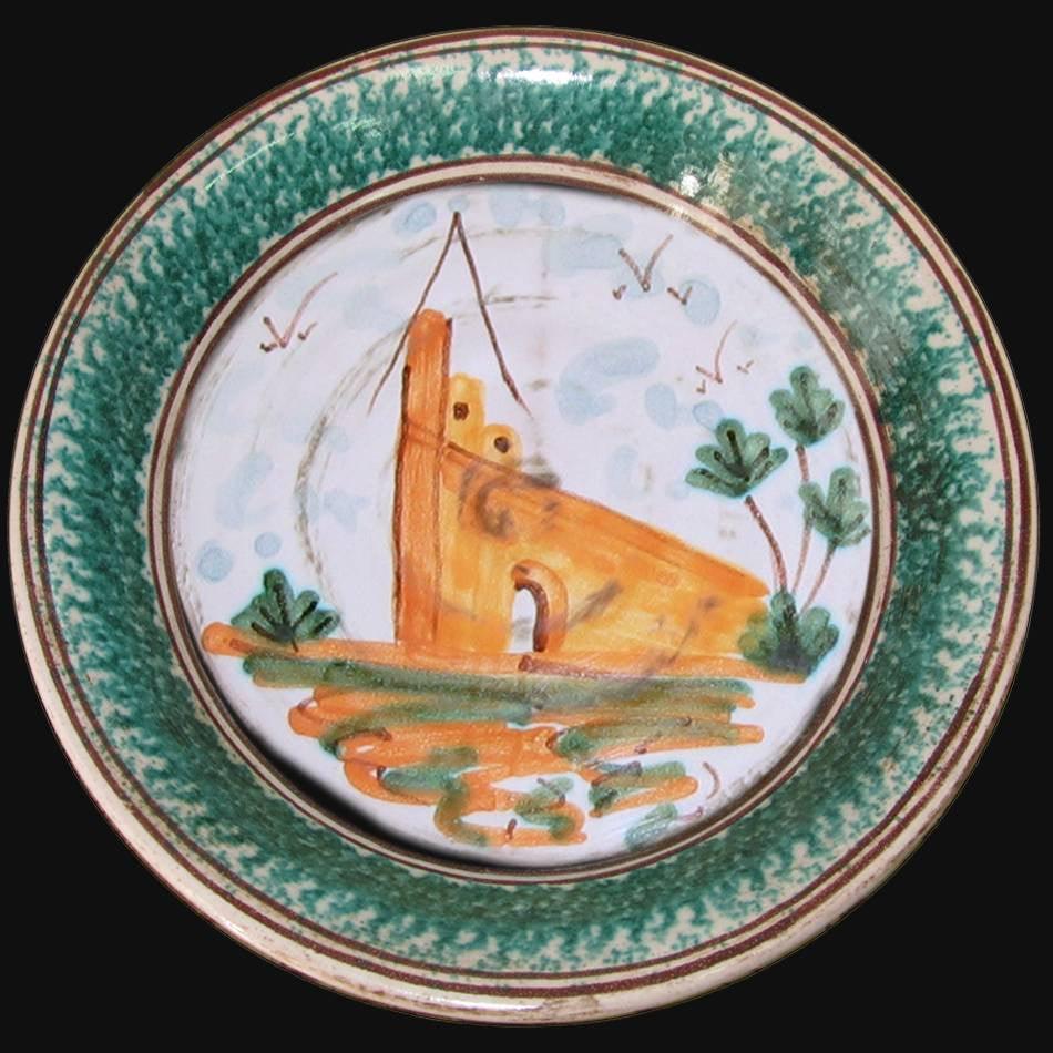 Piatto in ceramica di Caltagirone fatta a mano con barca dipinta, bordo verde e dettagli artigianali.