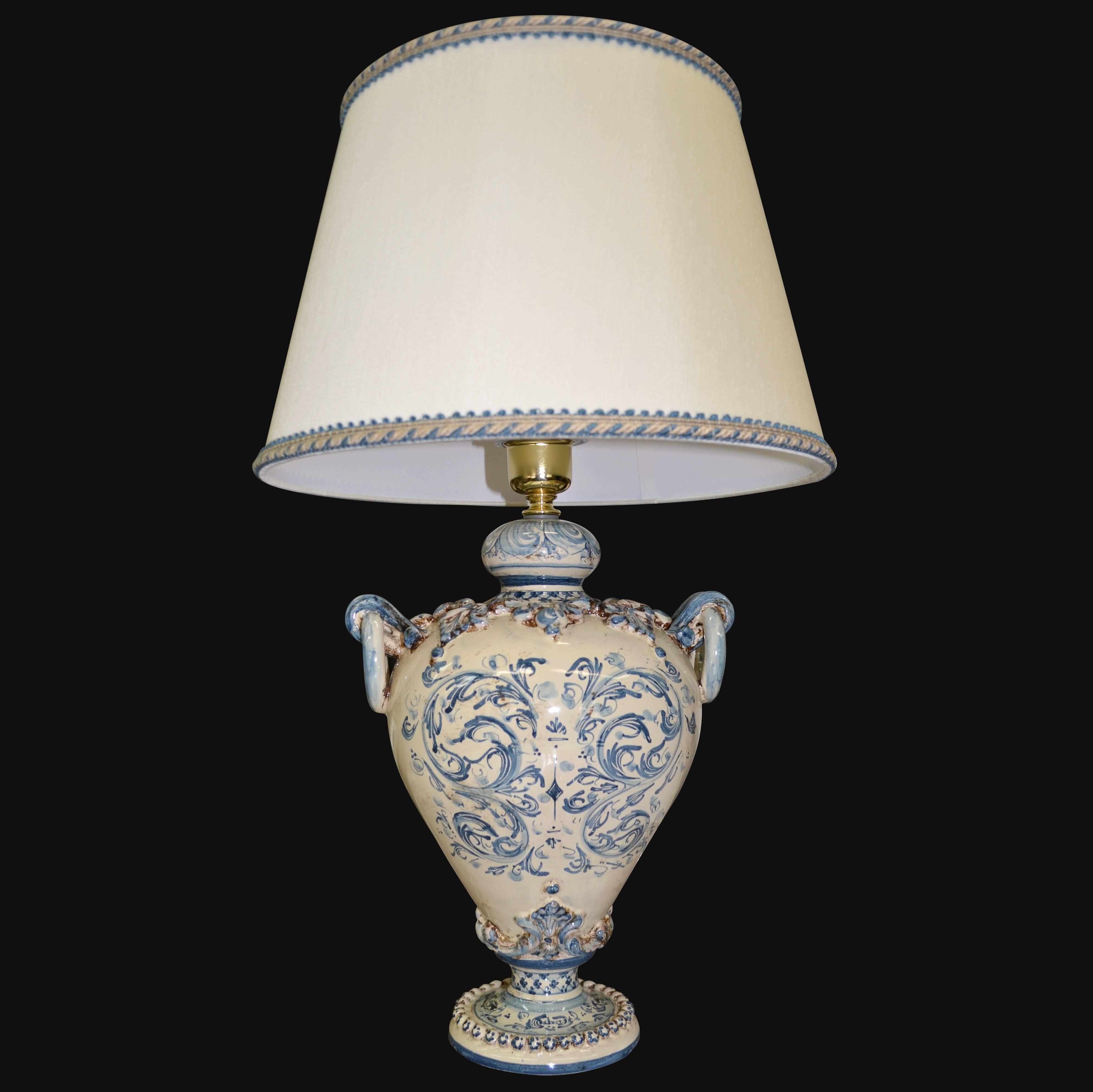 Lampada in ceramica di Caltagirone fatta a mano con decori blu e manici laterali, paralume beige