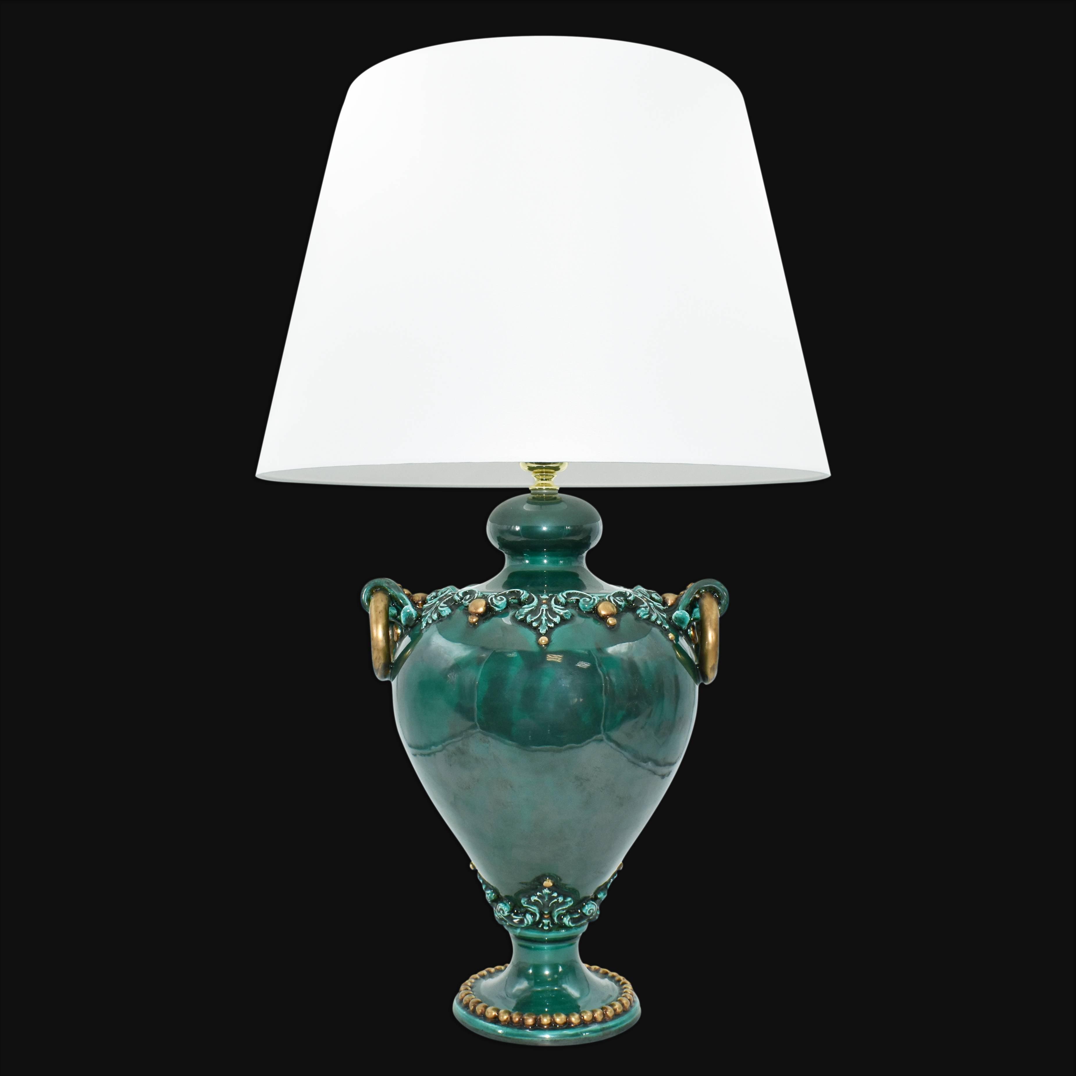 Lampada in ceramica di Caltagirone fatta a mano, verde con decori dorati e paralume bianco