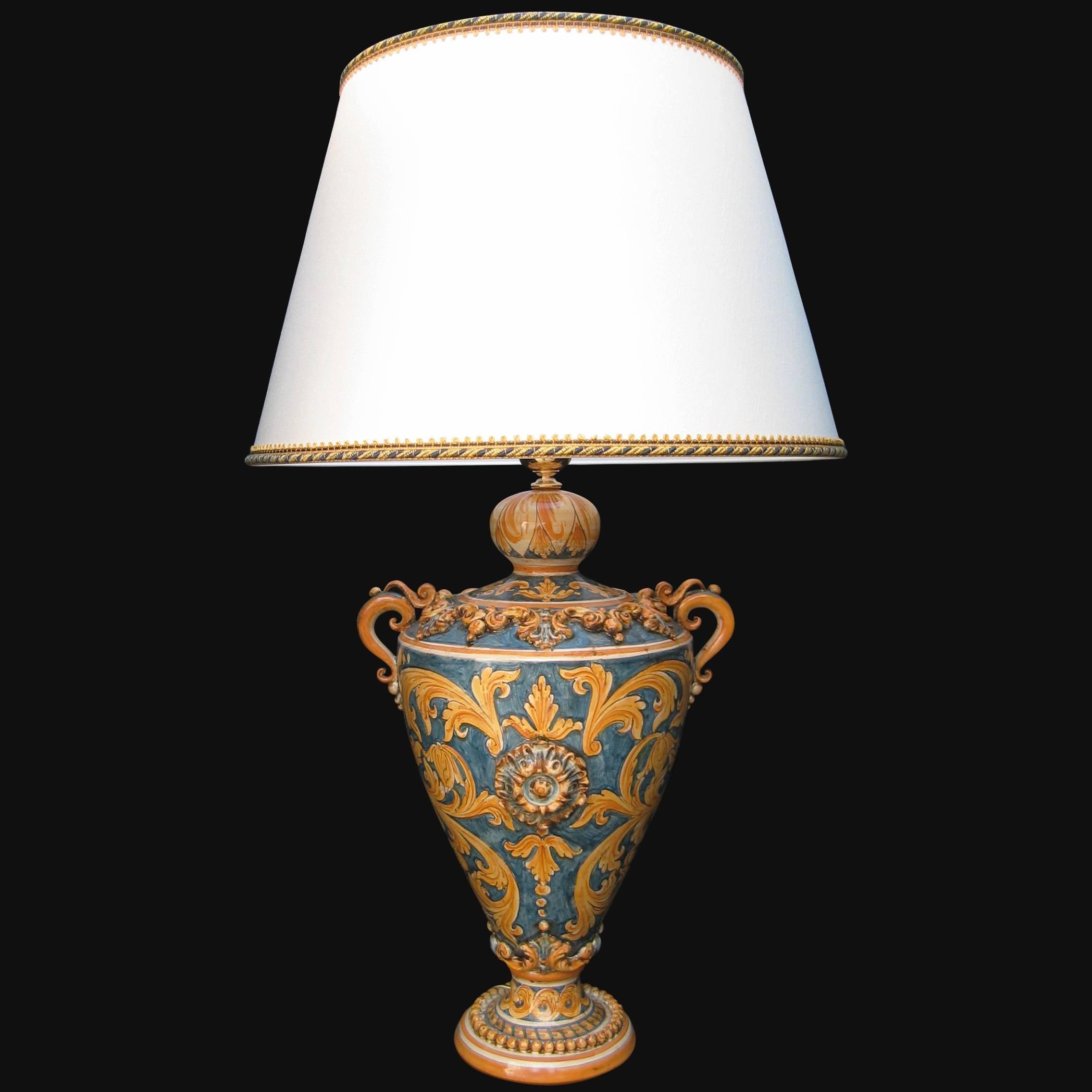 Lampada in ceramica di Caltagirone fatta a mano con decori barocchi blu e oro