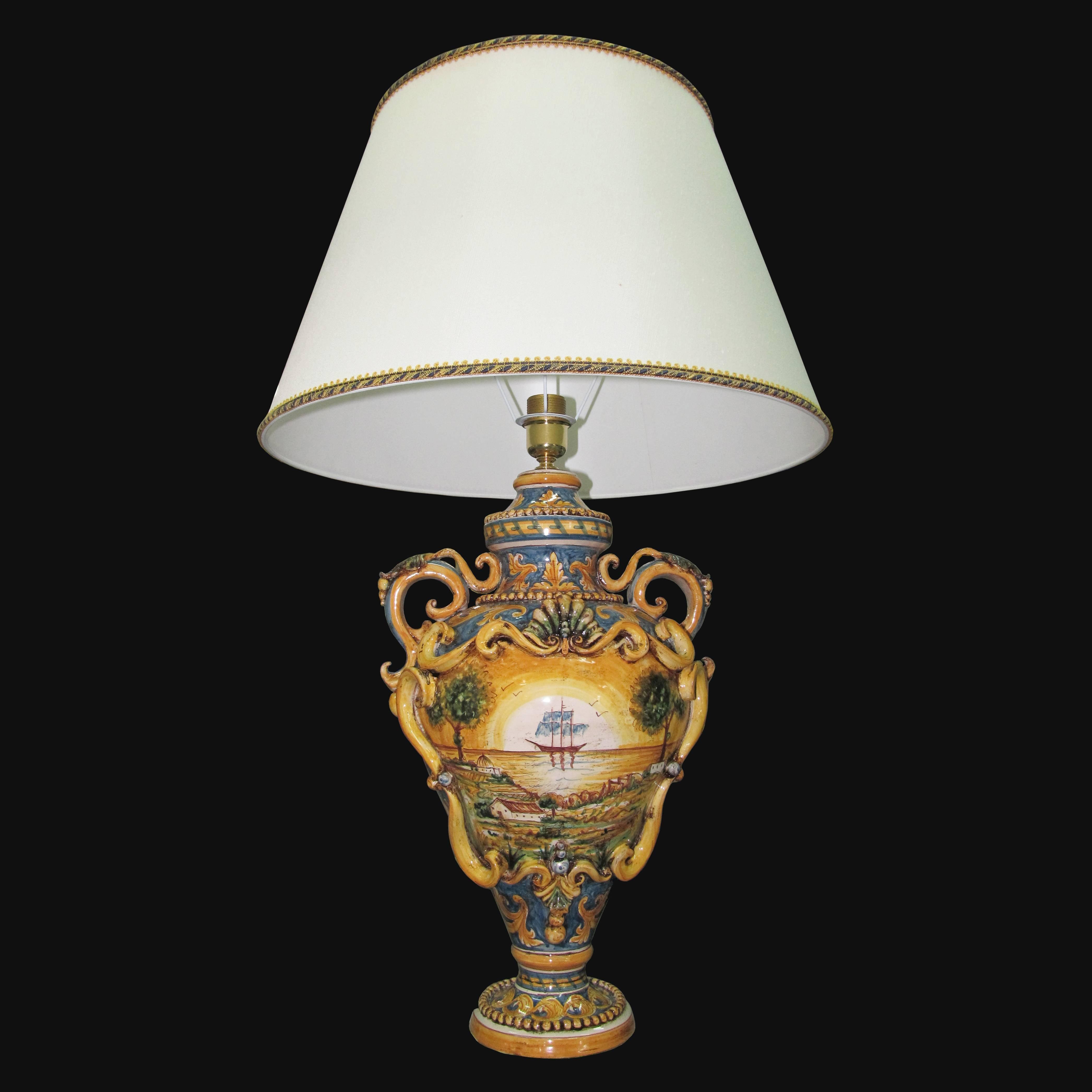 Lampada in ceramica di Caltagirone fatta a mano con decoro marino e manici ornamentali