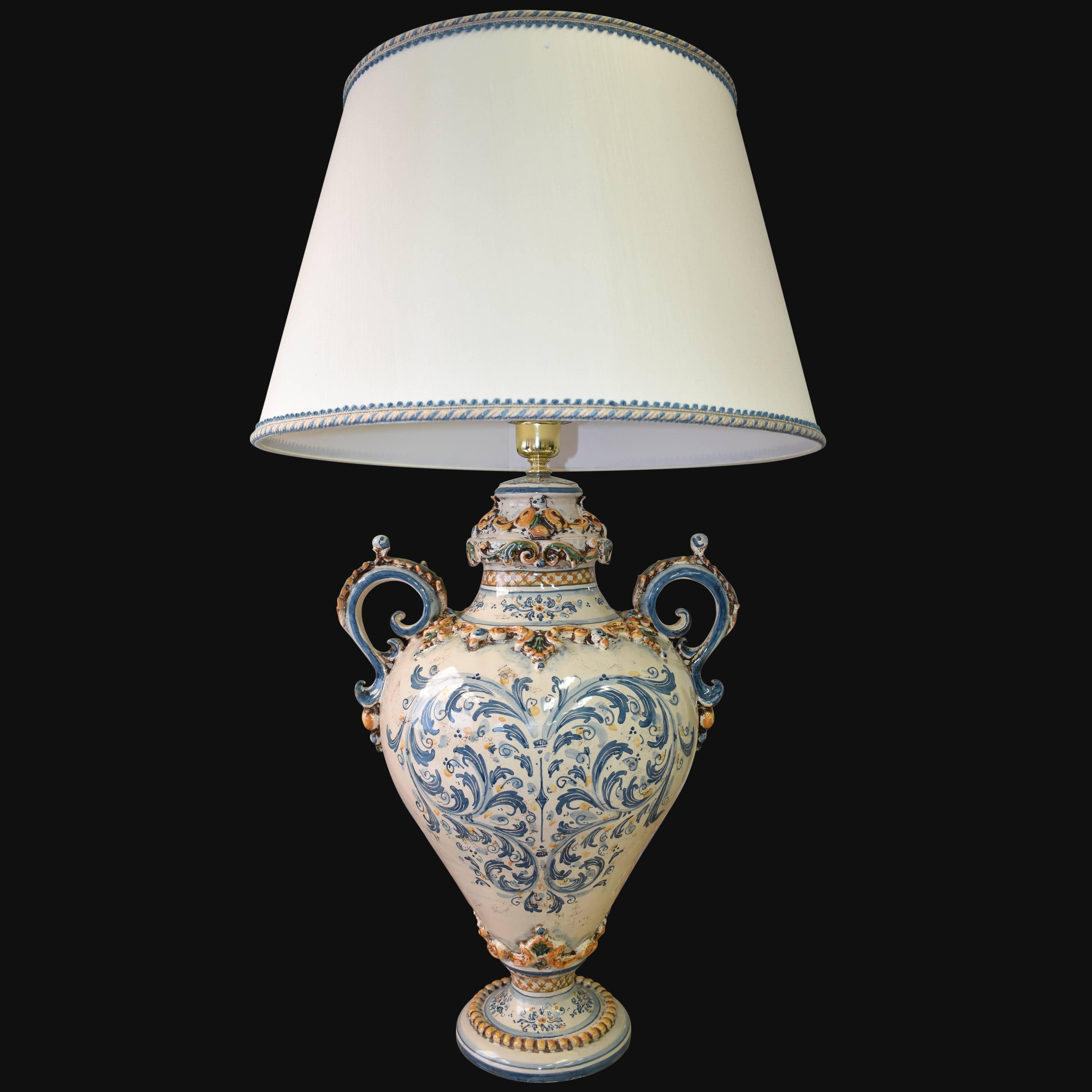 Lampada in ceramica di Caltagirone fatta a mano con decori blu e gialli, paralume beige