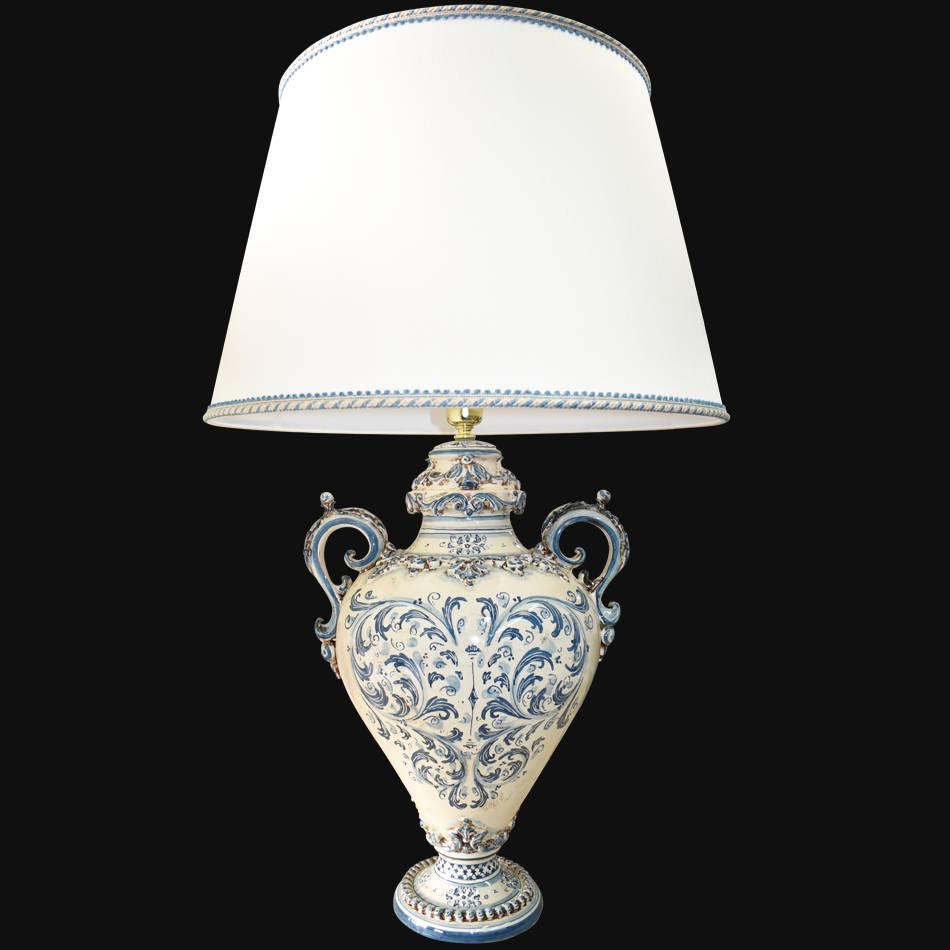 Lampada in ceramica di Caltagirone fatta a mano con decori blu e bianchi, stile tradizionale siciliano