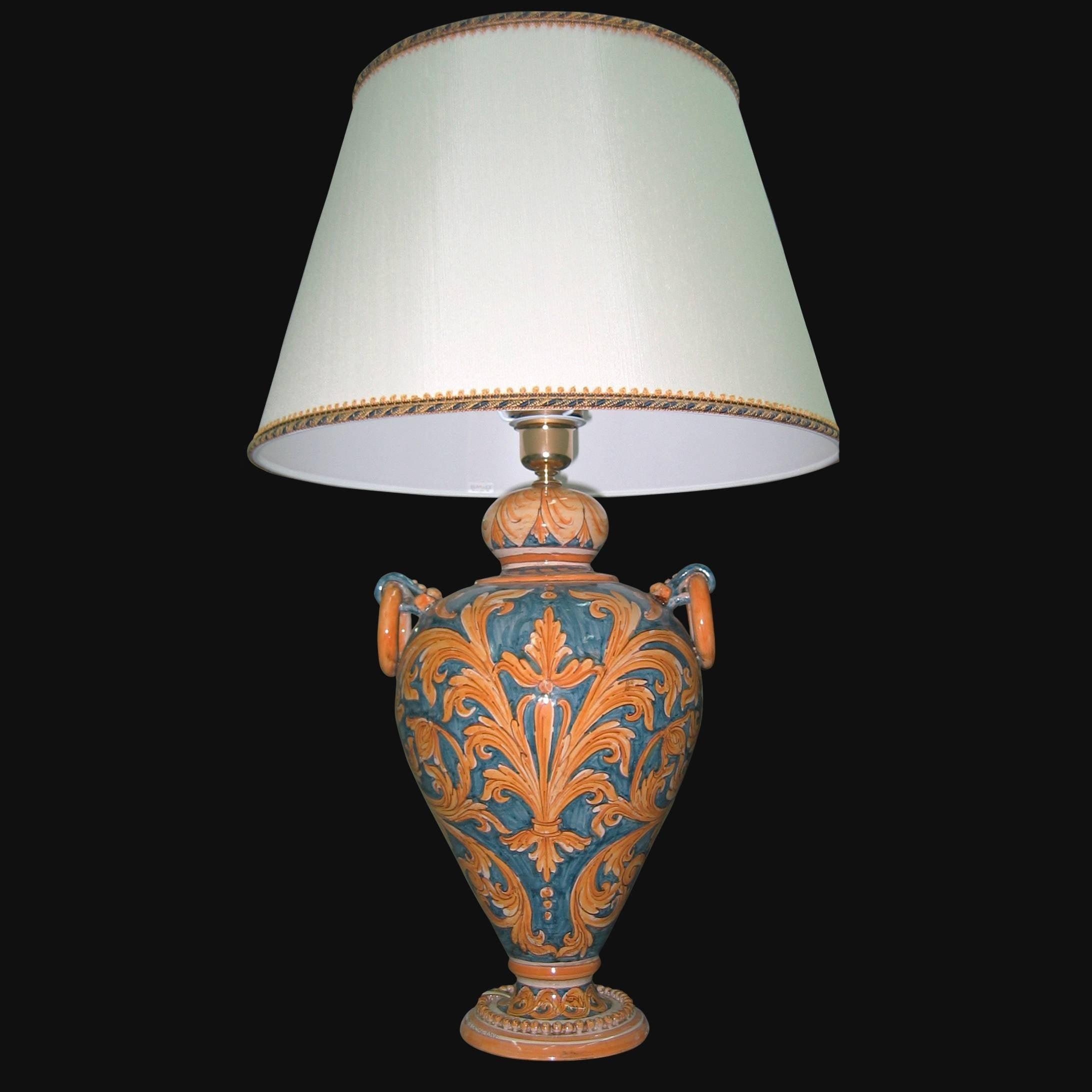 Lampada in ceramica di Caltagirone fatta a mano con decori blu e arancio, paralume beige