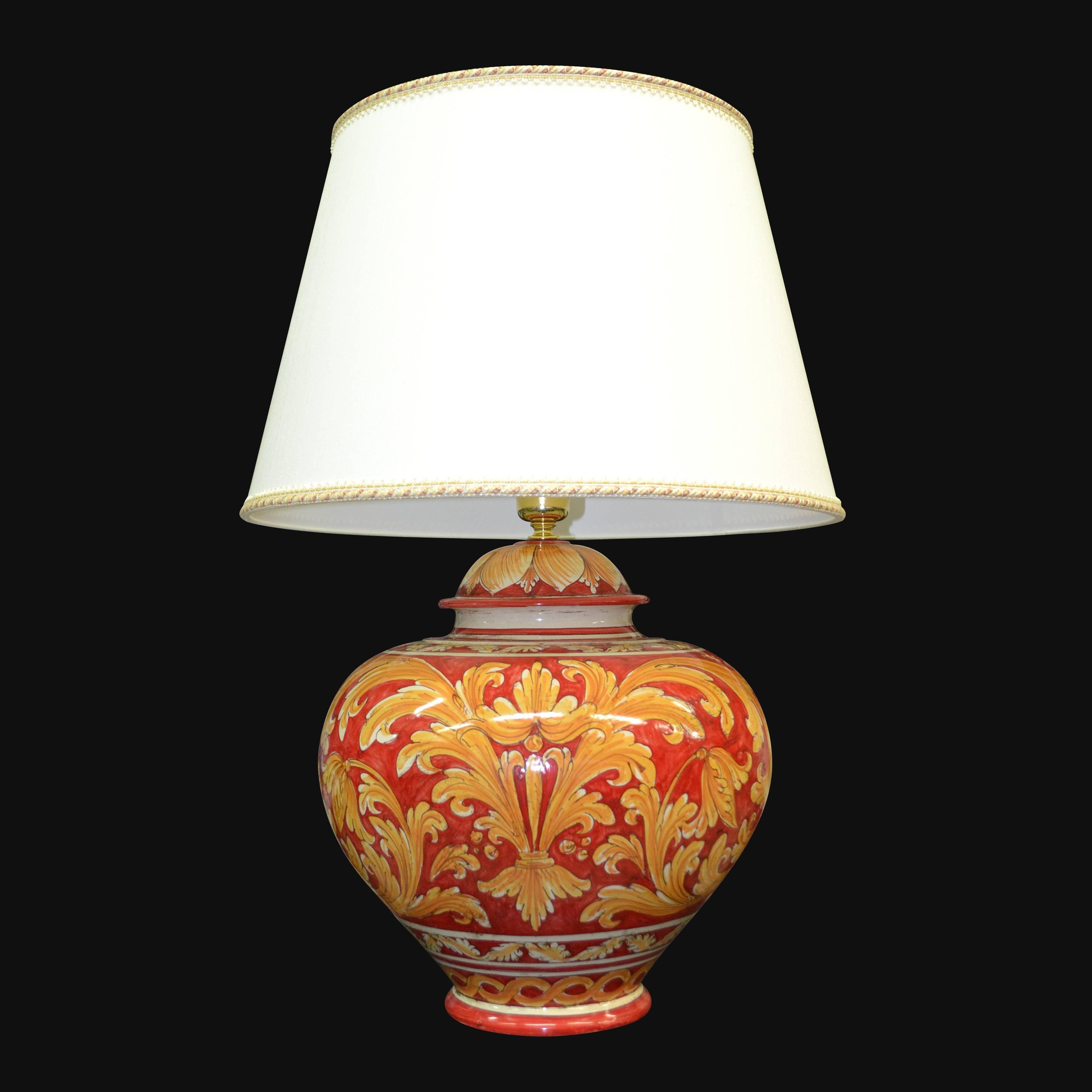 Lampada in ceramica di Caltagirone fatta a mano con decori rossi e dorati, paralume bianco