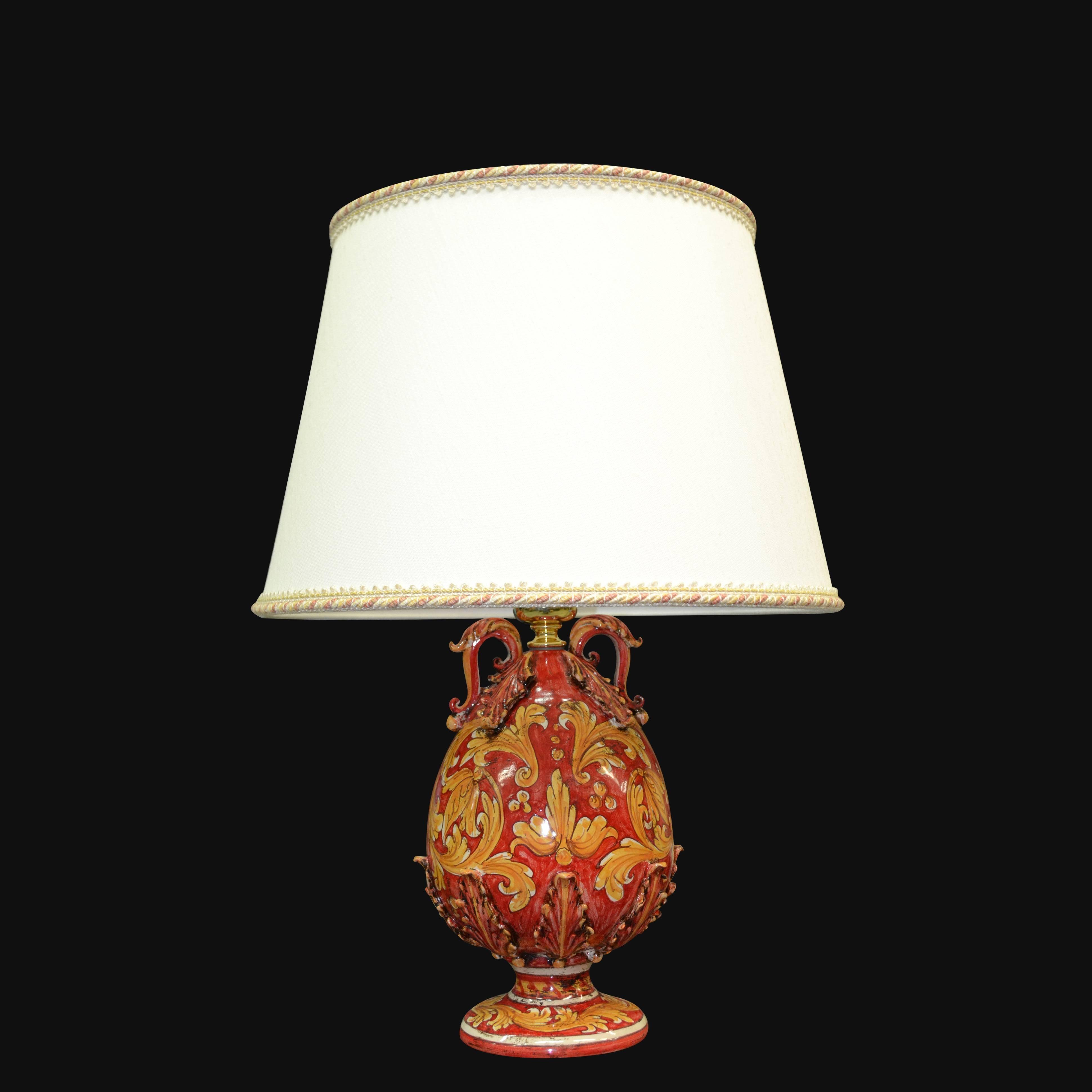 Lampada in ceramica di Caltagirone fatta a mano con decori rossi e gialli, paralume bianco