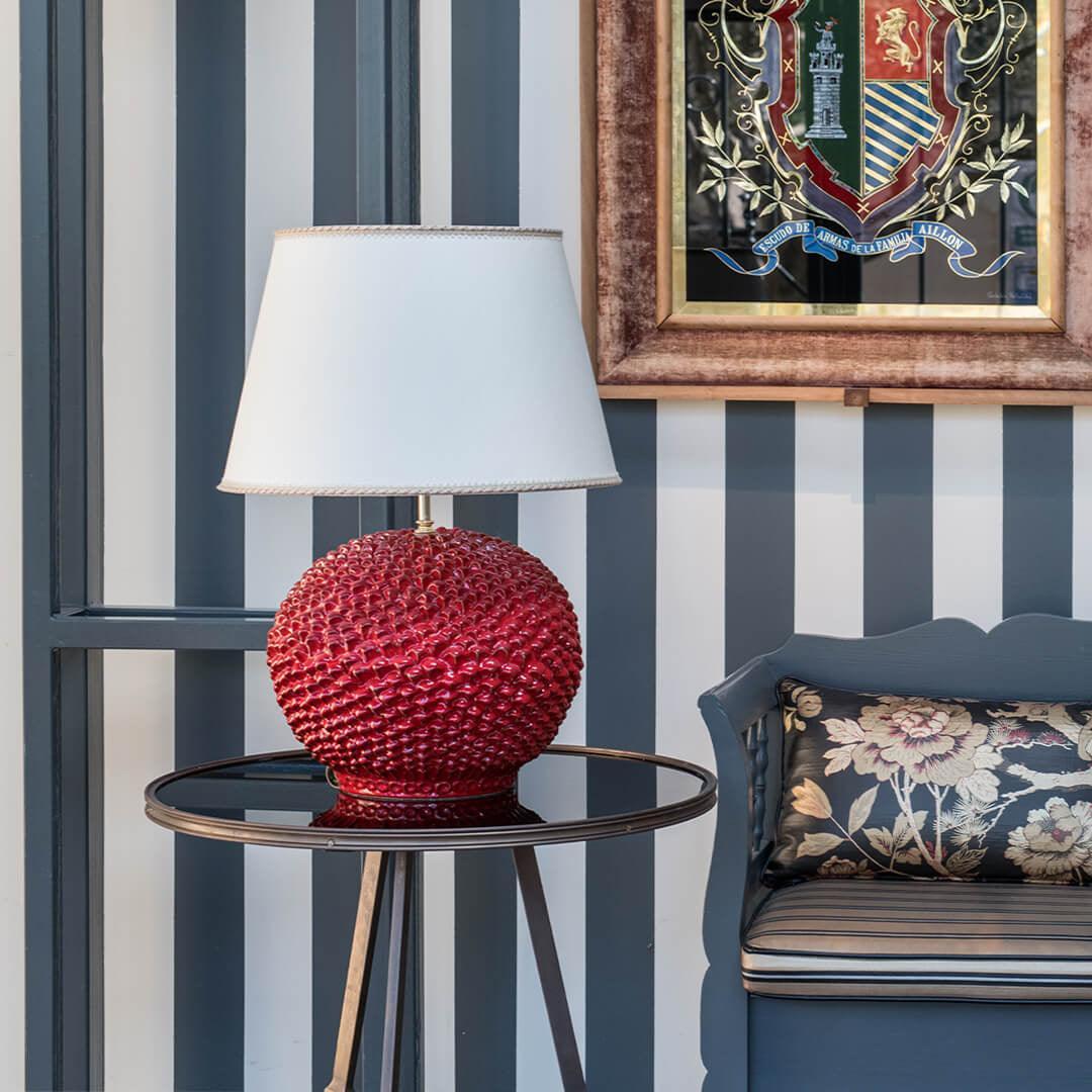 Lampada in ceramica di Caltagirone fatta a mano, base rossa a rilievo, stile tradizionale moderno