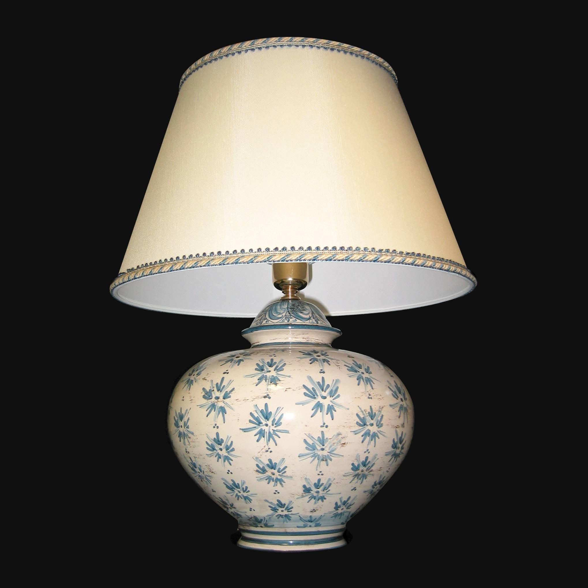 Lampada in ceramica di Caltagirone fatta a mano con motivi floreali blu su fondo bianco