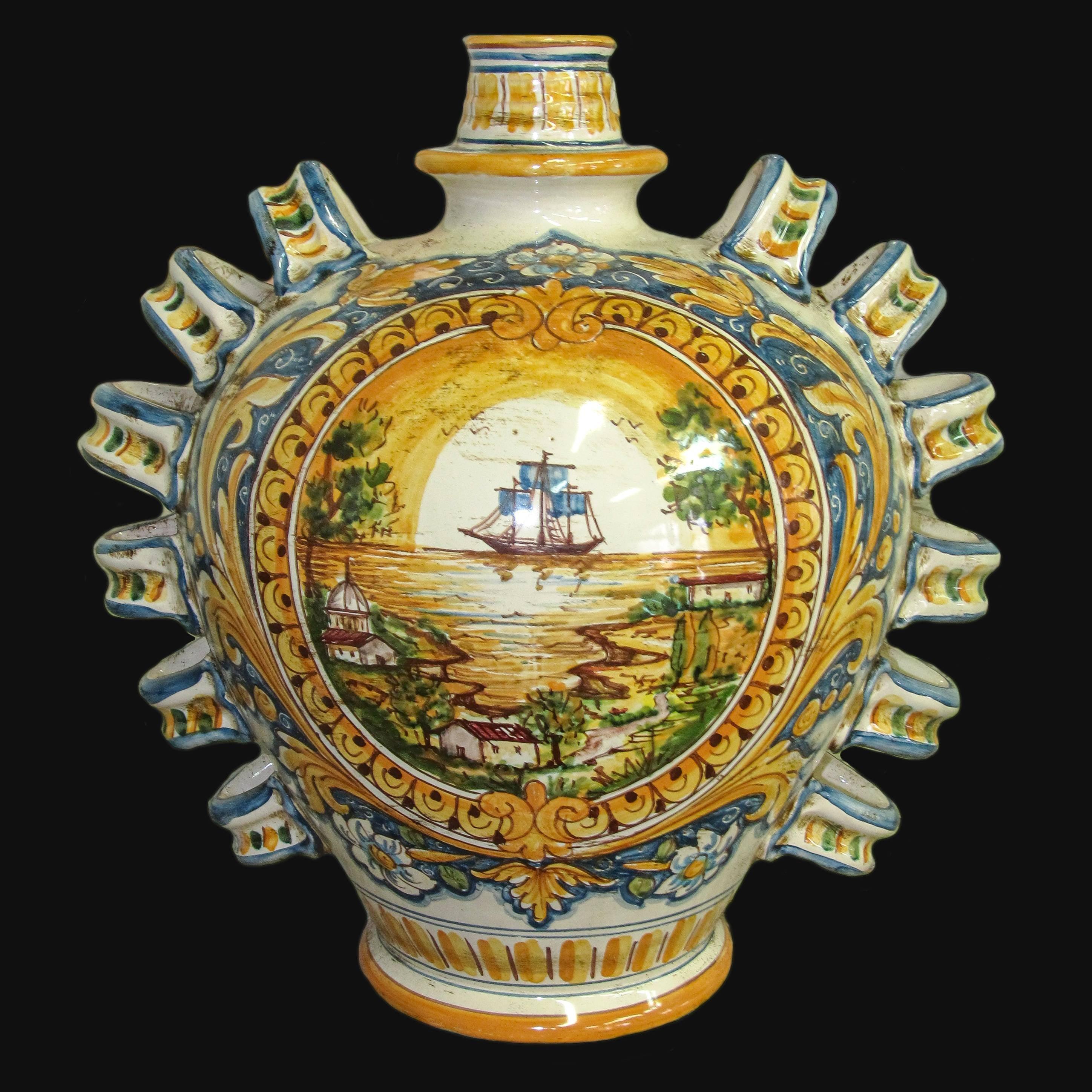 Ceramica di Caltagirone fatta a mano con decoro marino e bordi a raggi, arte tradizionale siciliana