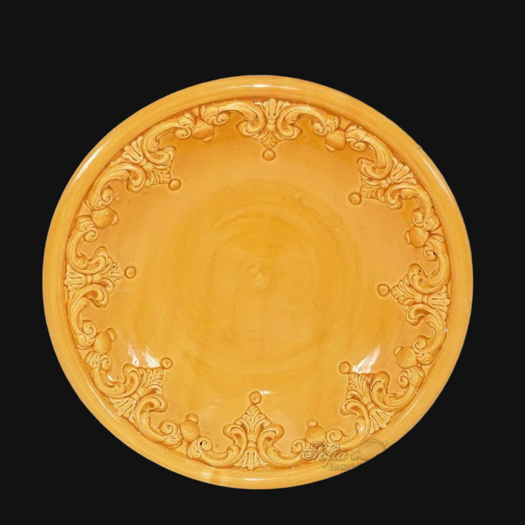Piatto in ceramica di Caltagirone giallo con decori barocchi, fatto a mano, perfetto per arredamento elegante.