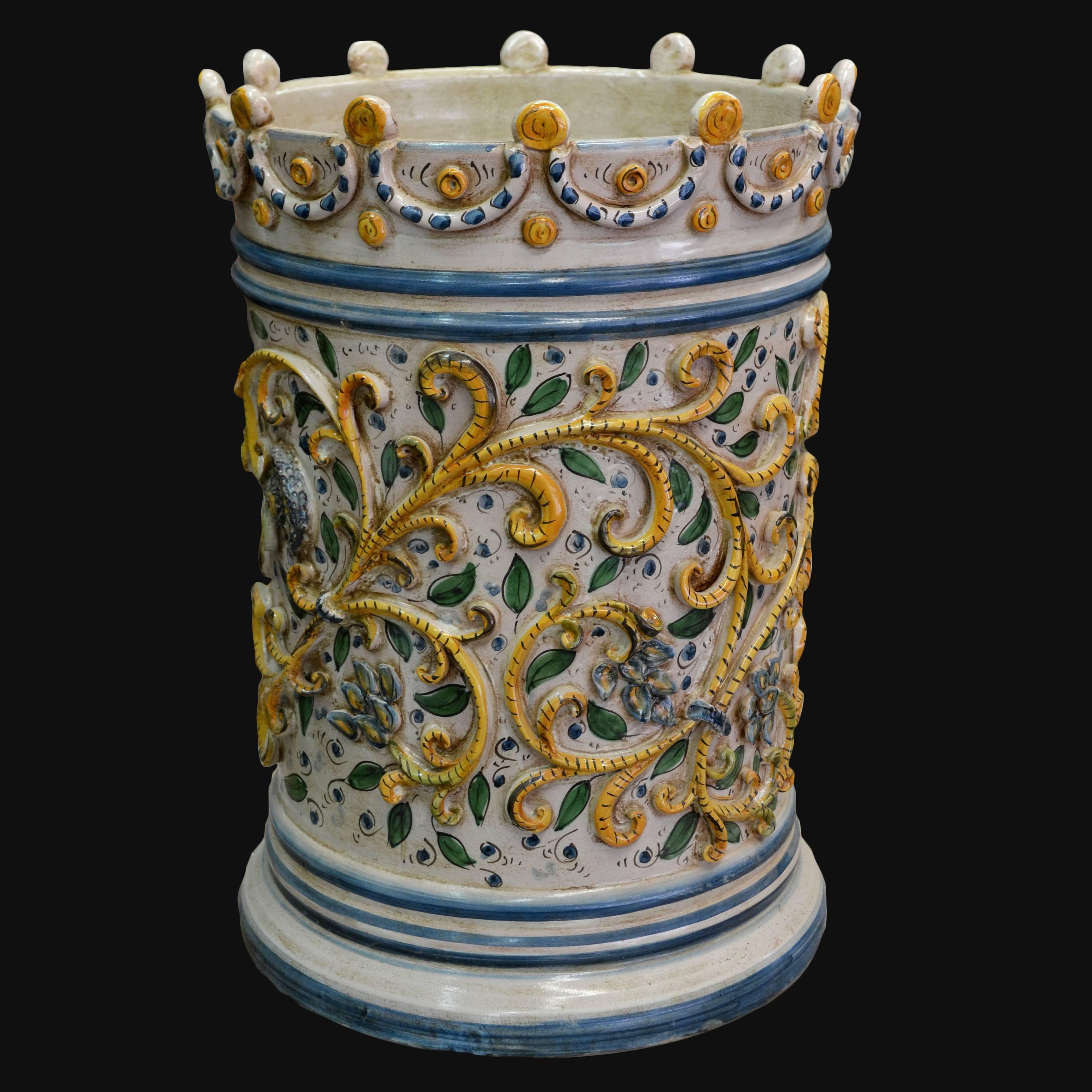 Ceramiche di Caltagirone fatti a mano con decori floreali gialli e blu, pezzo artigianale unico