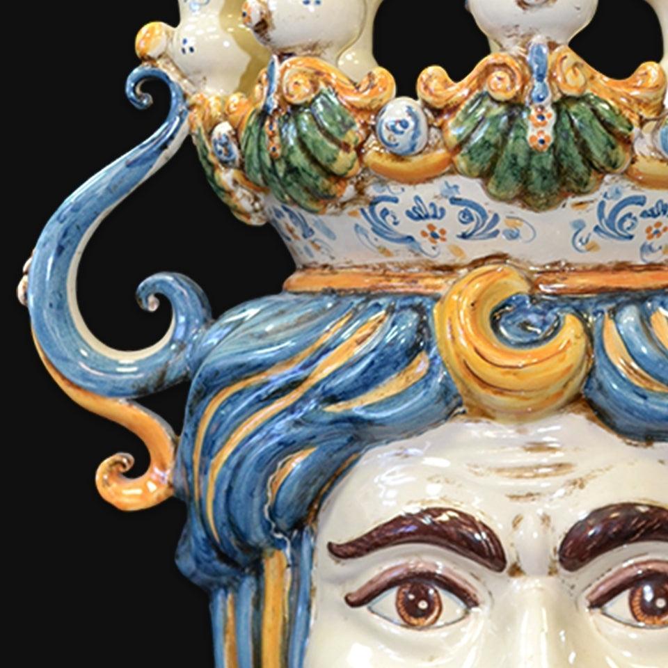 Ceramiche di Caltagirone fatti a mano con corona colorata e dettagli artigianali