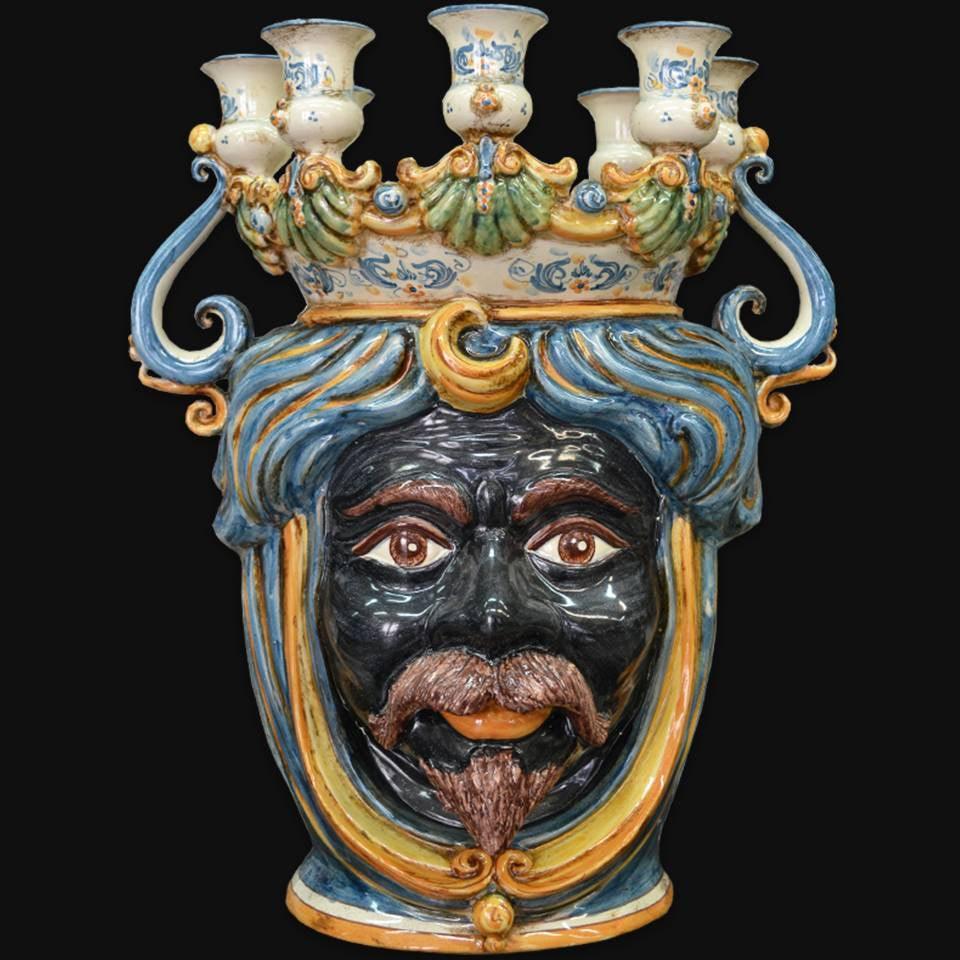Ceramiche di Caltagirone fatti a mano: candelabro con volto barocco e decori colorati