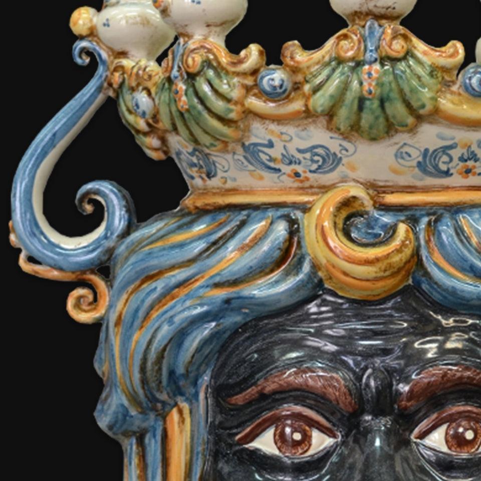 Ceramiche di Caltagirone fatti a mano con dettagli colorati e corona ornamentale