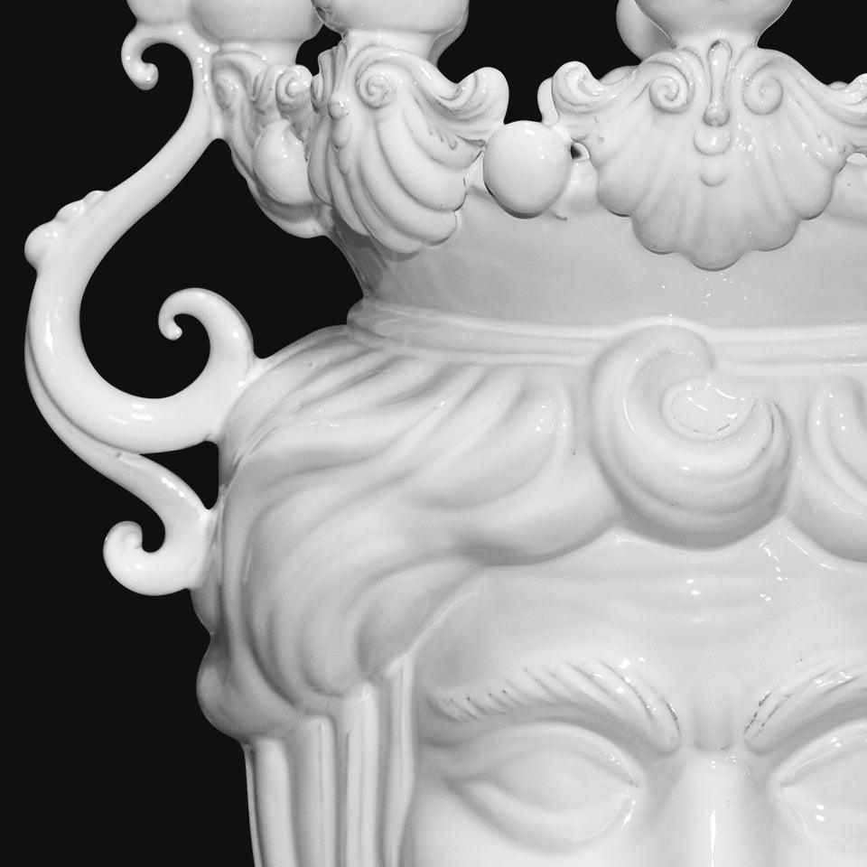 Ceramiche di Caltagirone fatti a mano con dettagli barocchi e volti scolpiti