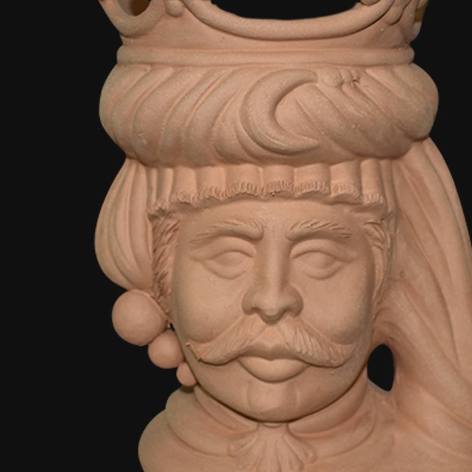 Ceramiche di Caltagirone fatti a mano: busto con corona e baffi, arte tradizionale siciliana