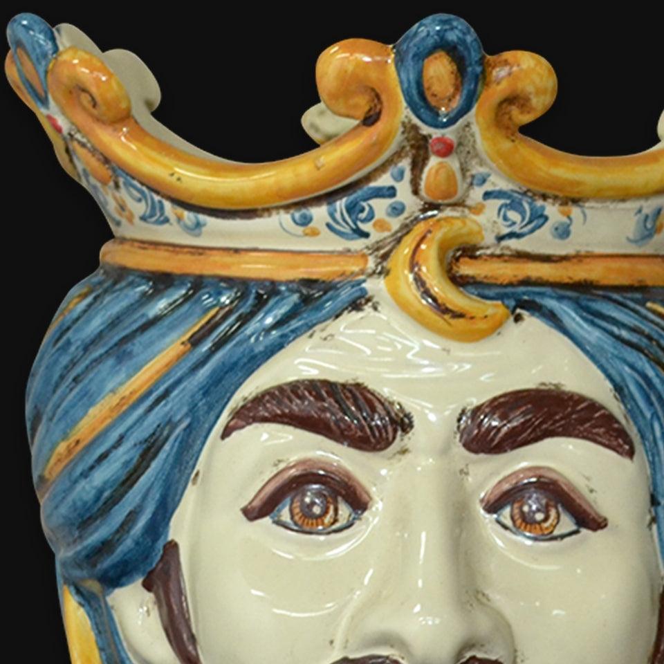 Ceramiche di Caltagirone fatti a mano con corona blu e gialla, dettaglio viso artigianale