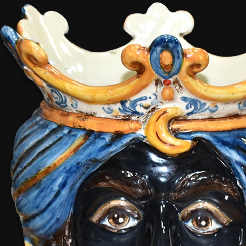 Ceramiche di Caltagirone fatti a mano, dettaglio volto con corona blu e oro